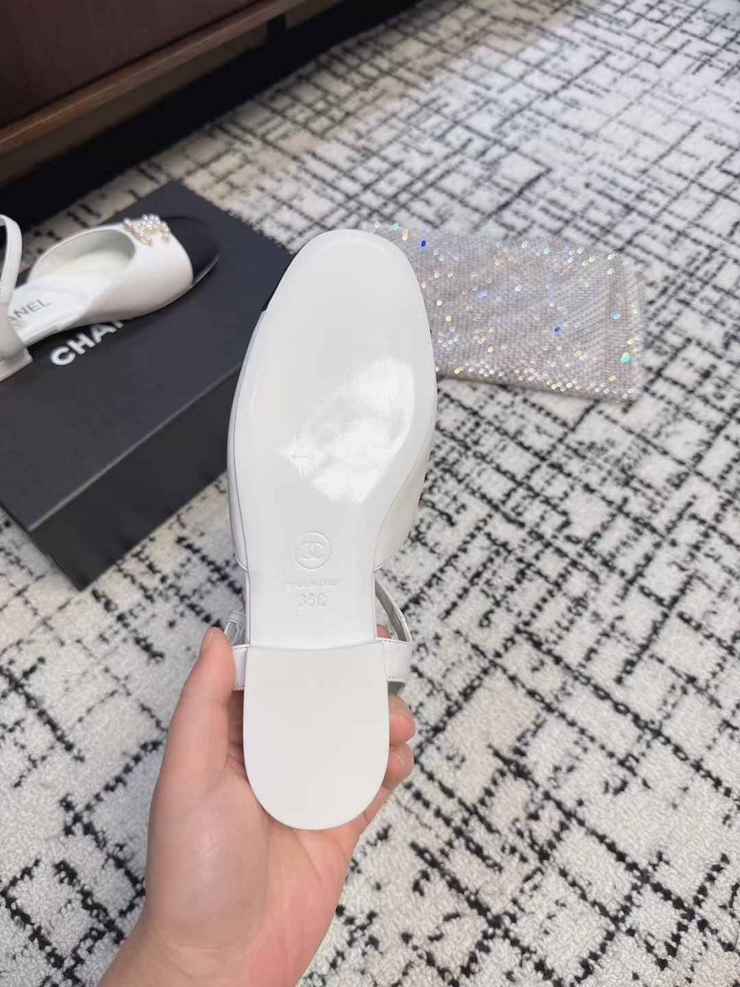 FLAT SLINGBACKS IN WHITE CALFSKIN AND BLACK FABRIC
