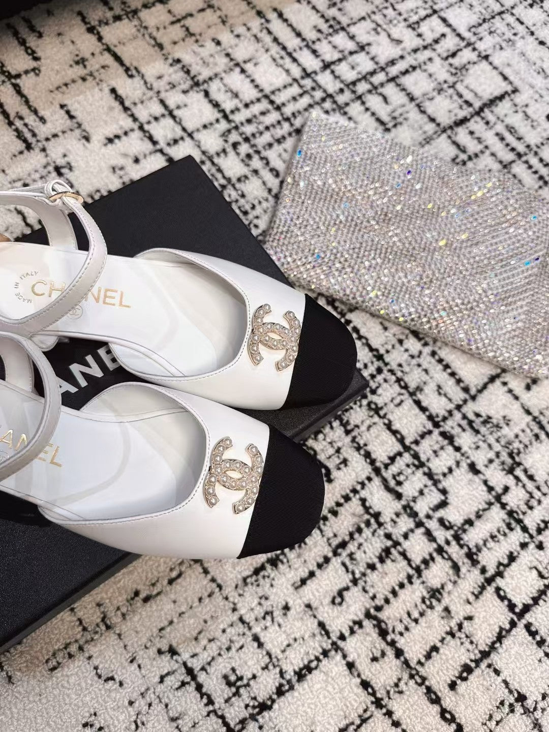 FLAT SLINGBACKS IN WHITE CALFSKIN AND BLACK FABRIC