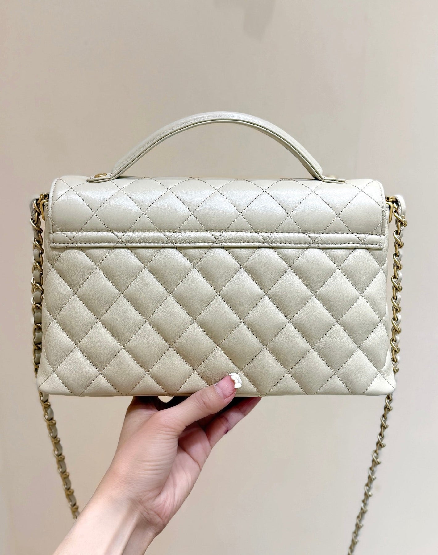 QUILTED FLAP BAG WITH HANDLE 26 IN BEIGE LAMBSKIN GOLD PLATED METAL