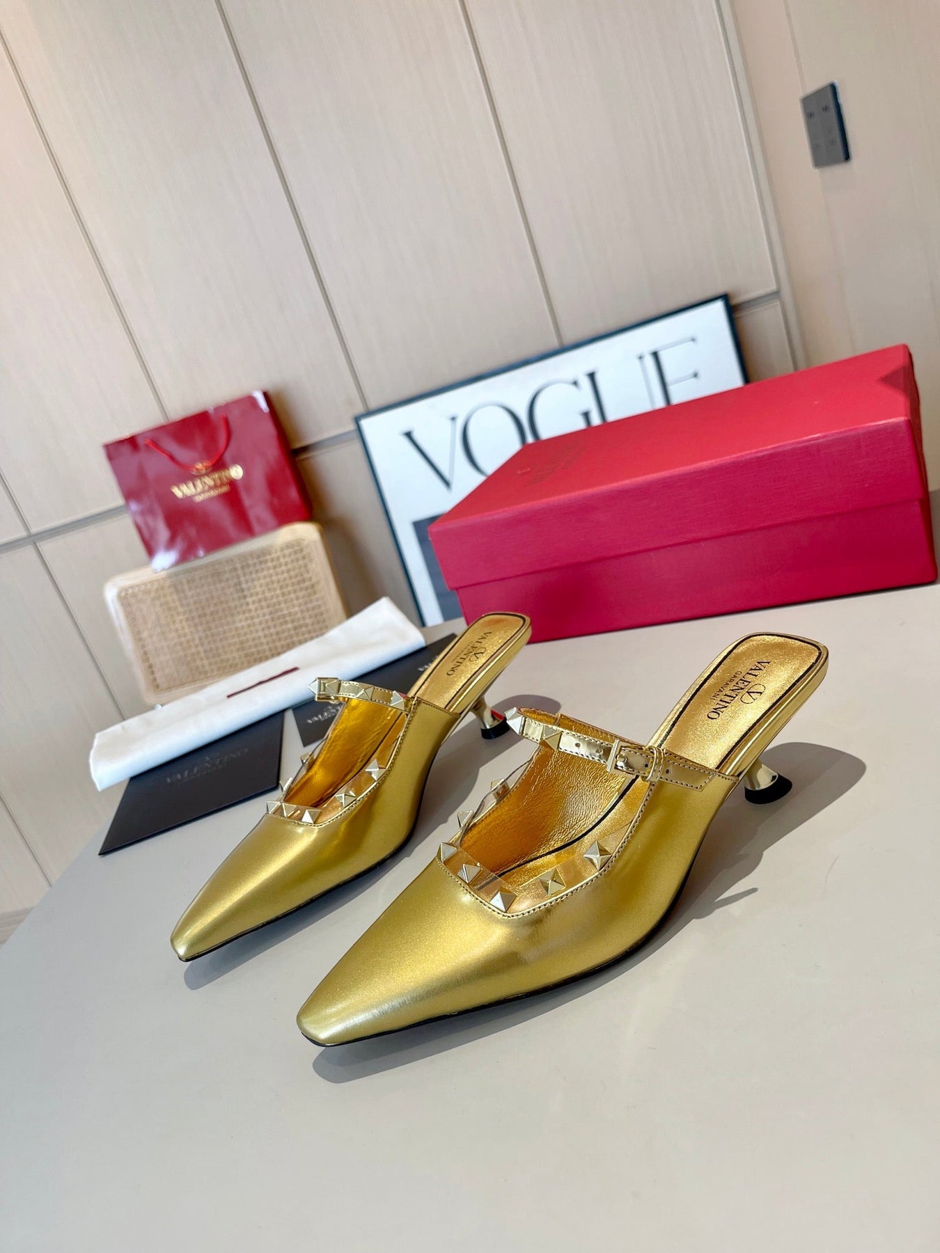 ROCKSTUD CAGED MULES 5 CM IN GOLD CALFSKIN