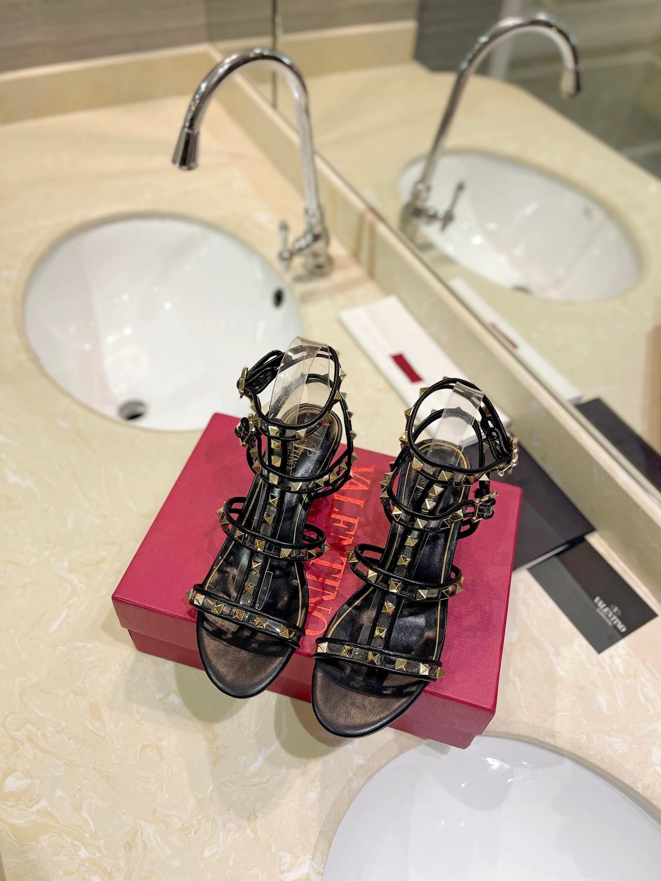 ROCKSTUD SANDAL WITH STRAP IN BLACK CALFSKIN 60 MM