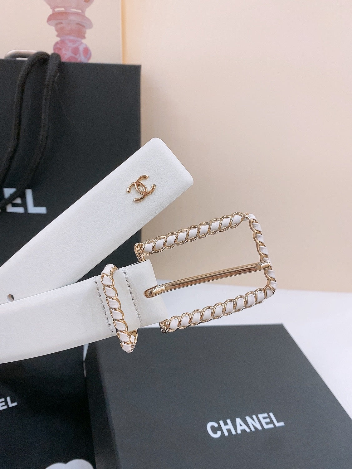 BELT 30MM IN BLACK AND WHITE CALFSKIN WITH INTERWOVEN GOLD CHAIN BUCKLE