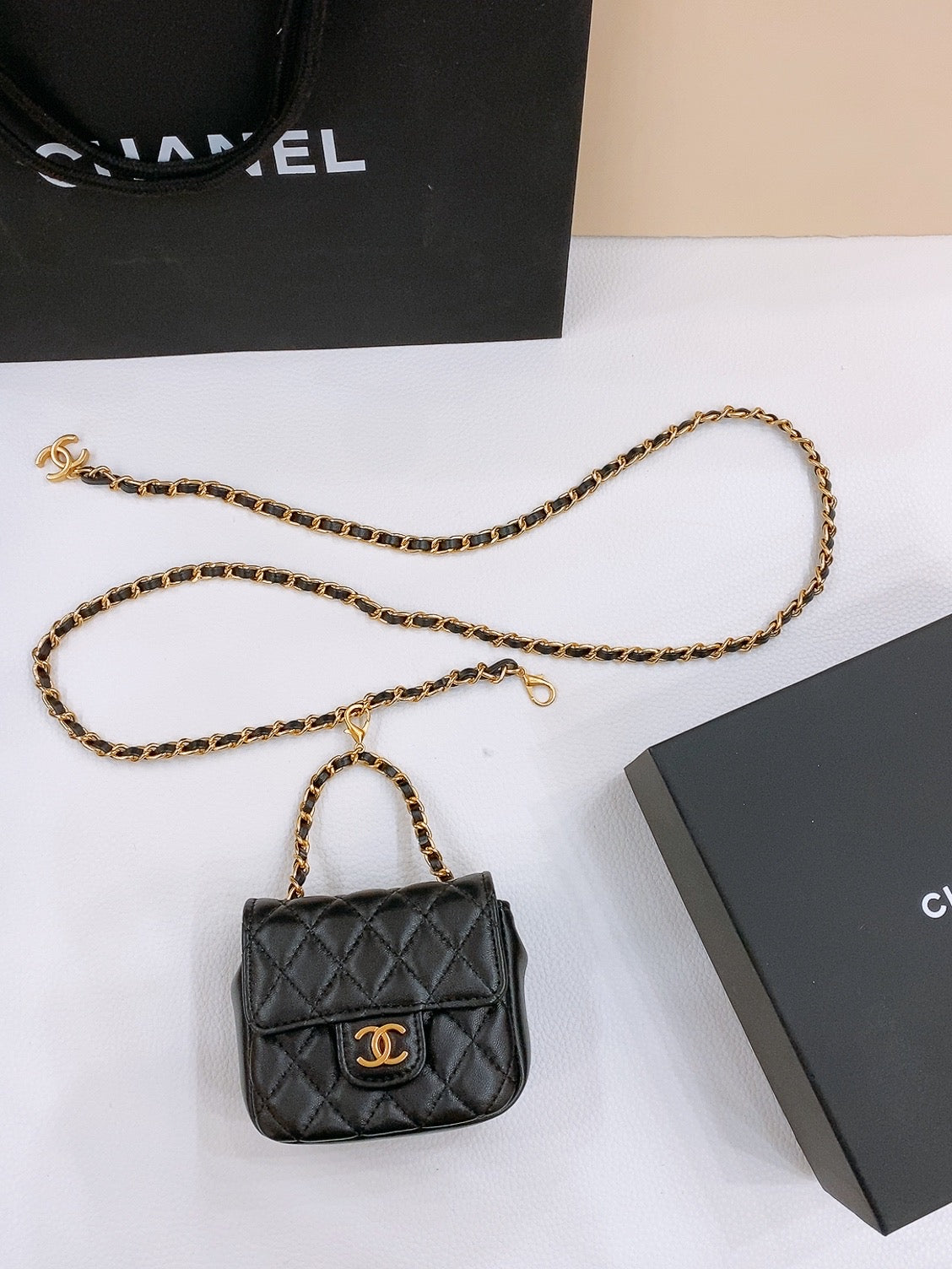 CHAIN BELT WITH GOLD METAL BLACK CALFSKIN INTERLINKING STRAPS AND MINI BAG