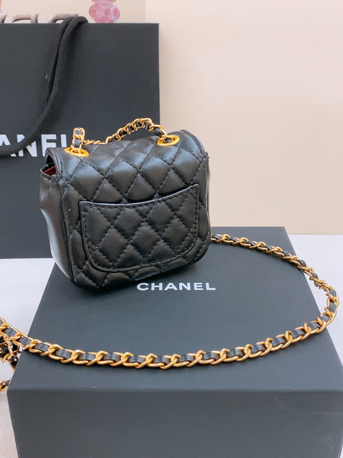 CHAIN BELT WITH GOLD METAL BLACK CALFSKIN INTERLINKING STRAPS AND MINI BAG