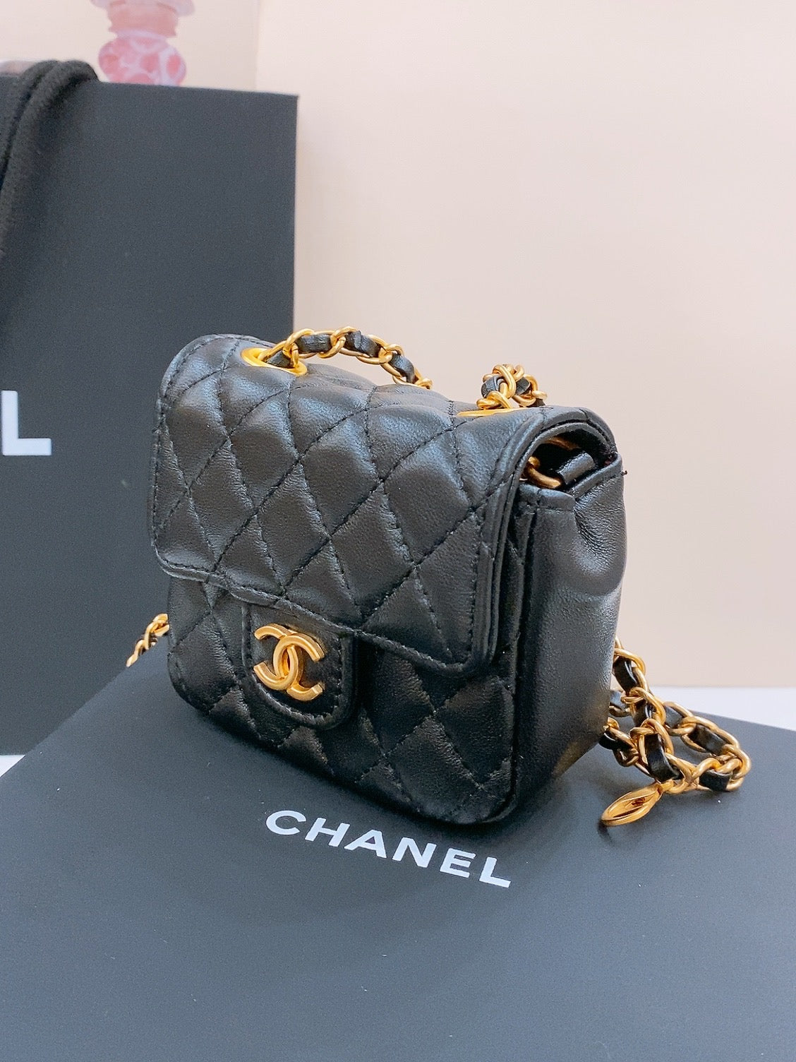 CHAIN BELT WITH GOLD METAL BLACK CALFSKIN INTERLINKING STRAPS AND MINI BAG