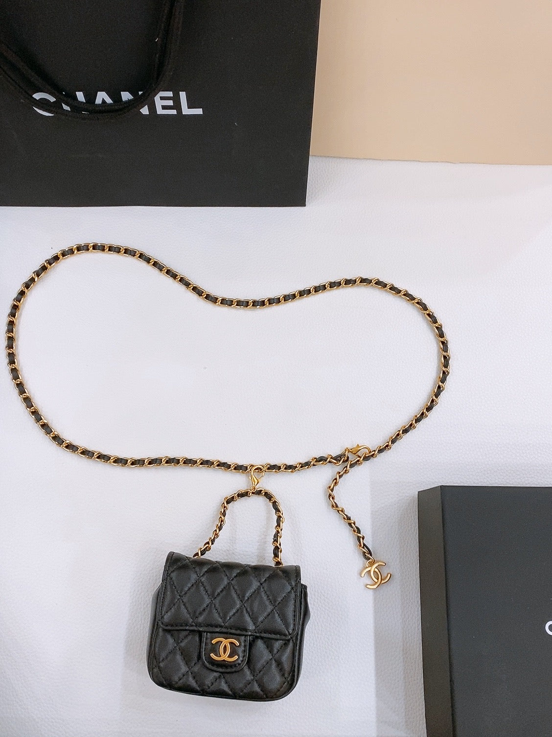 CHAIN BELT WITH GOLD METAL BLACK CALFSKIN INTERLINKING STRAPS AND MINI BAG