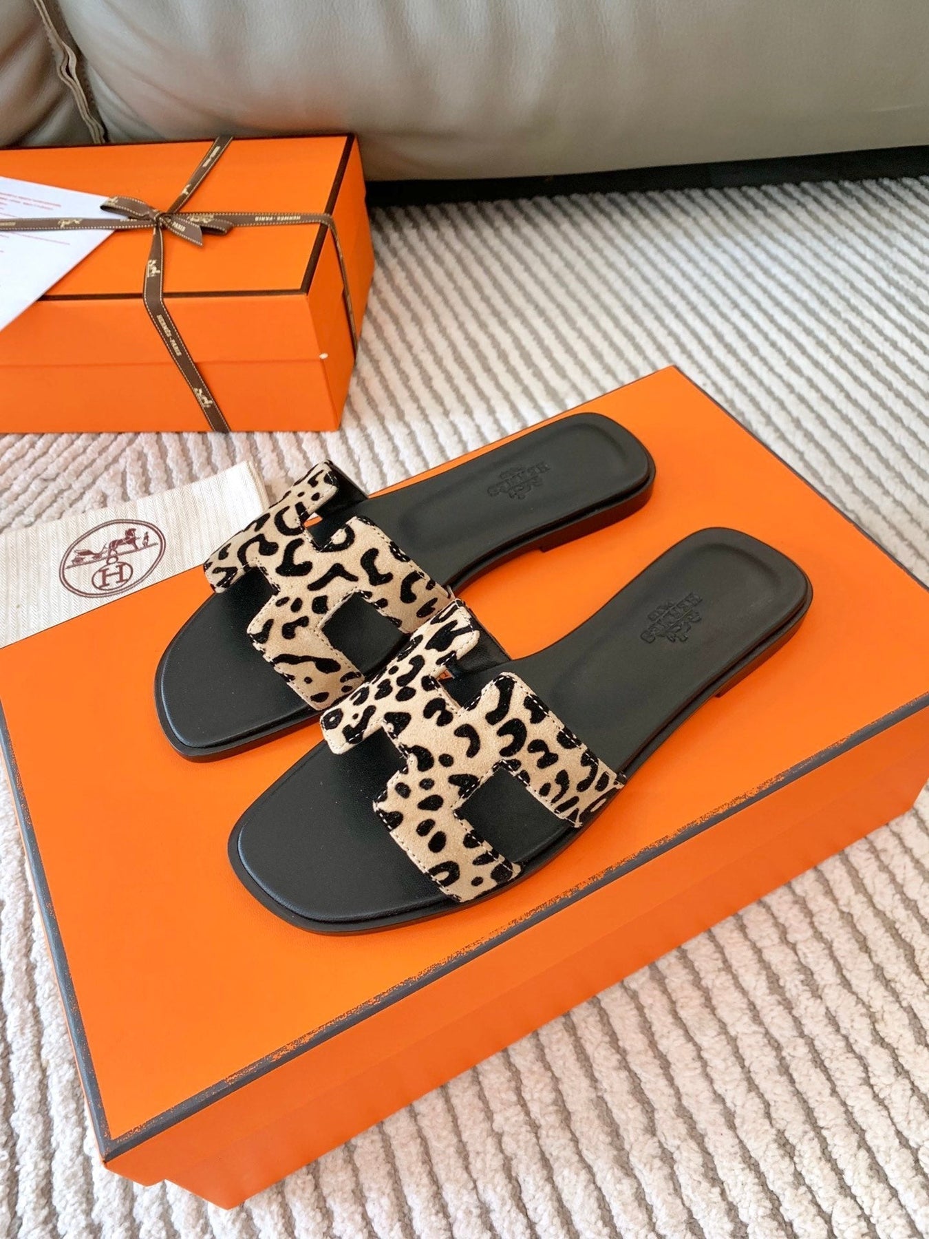 0RAN SANDAL IN CAMEL BROWN MIX BLACK SUEDE