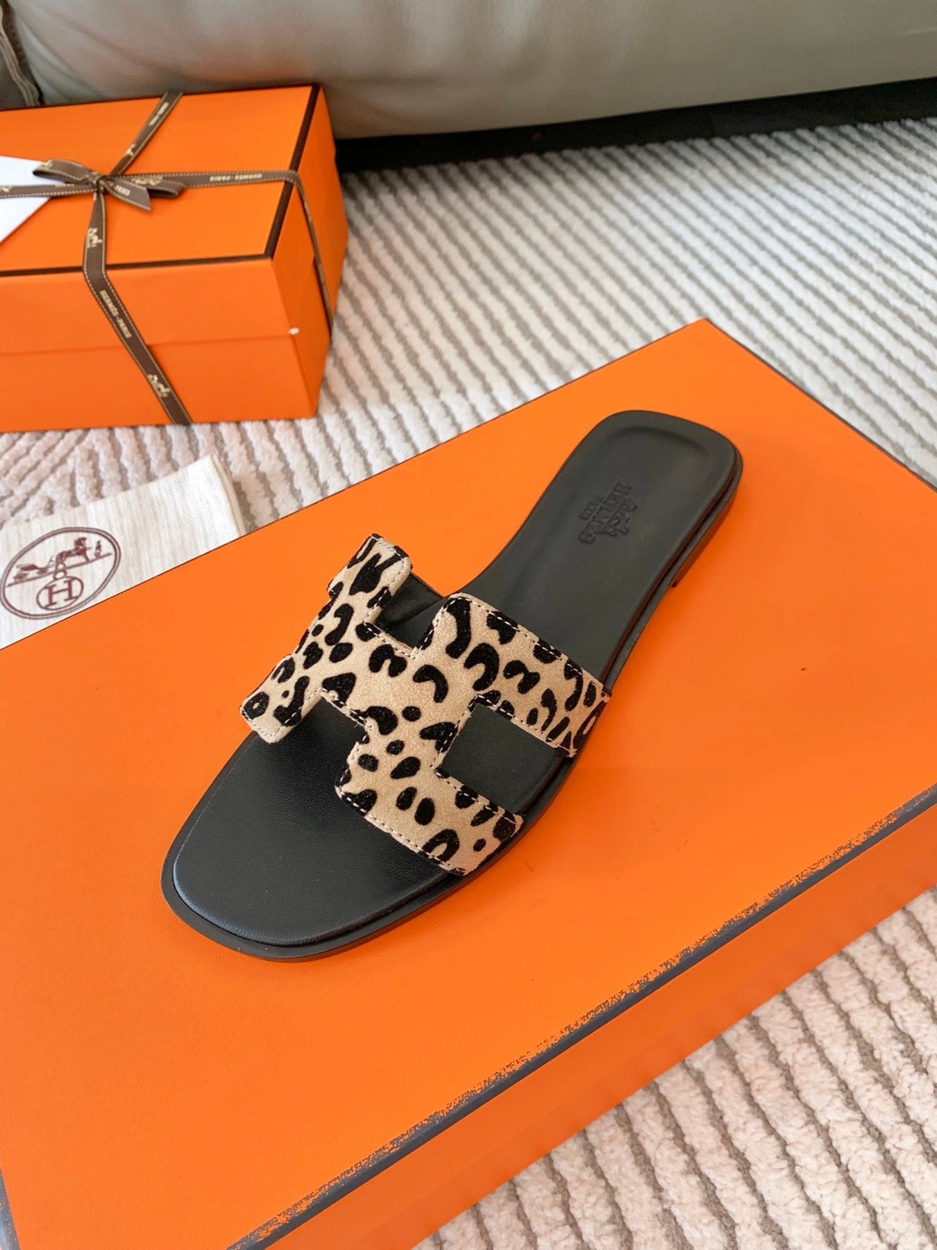 0RAN SANDAL IN CAMEL BROWN MIX BLACK SUEDE