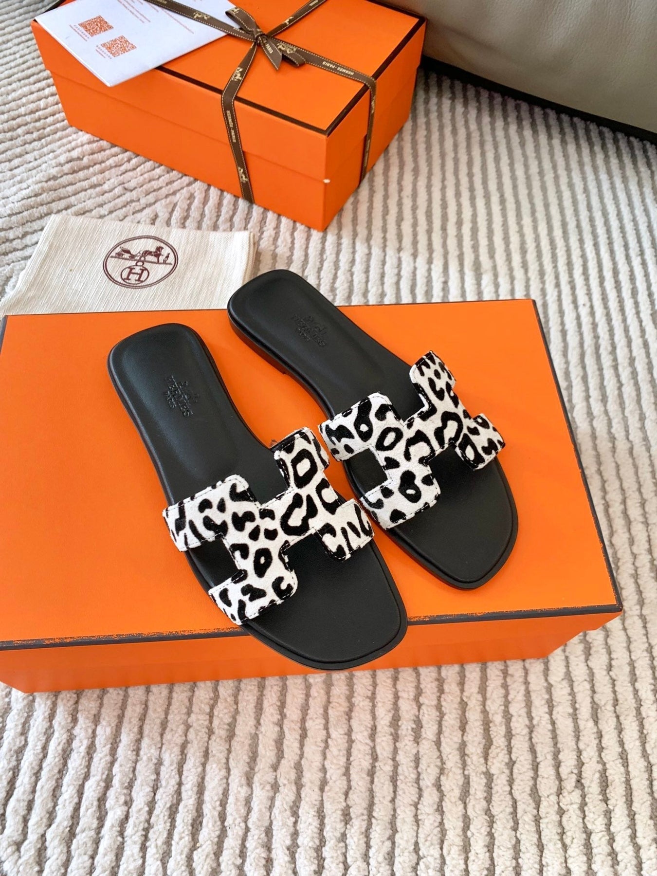 ORAN SANDAL IN BLACK MIX WHITE SUEDE