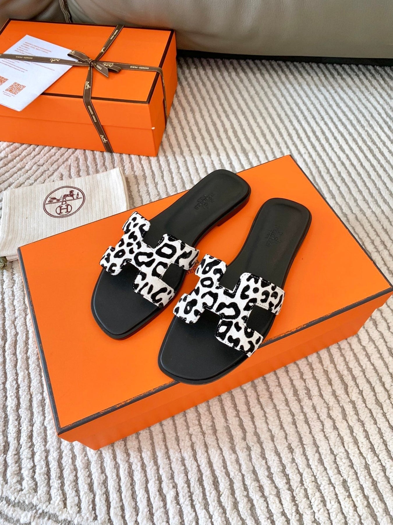 ORAN SANDAL IN BLACK MIX WHITE SUEDE