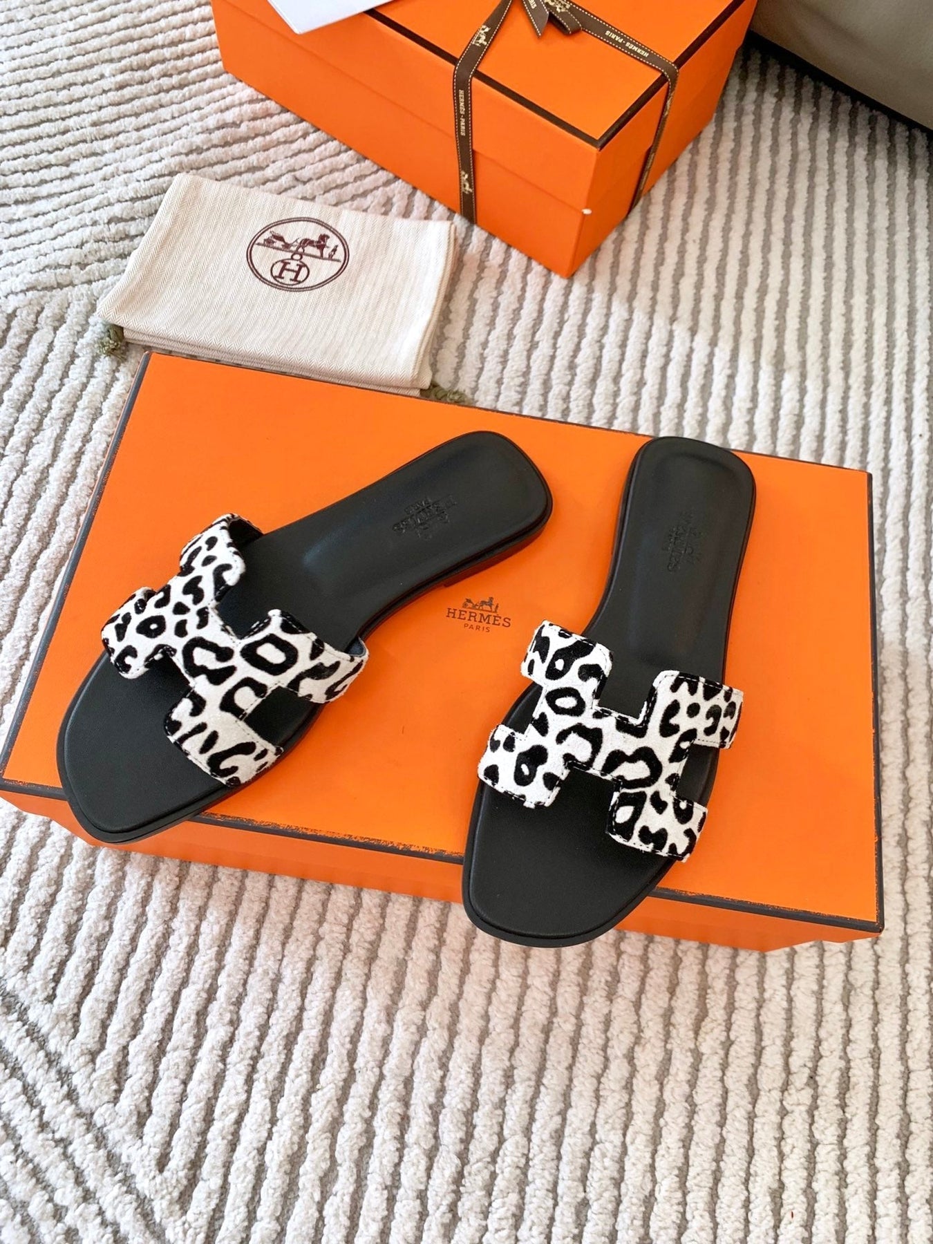 0RAN SANDAL IN BLACK MIX WHITE SUEDE