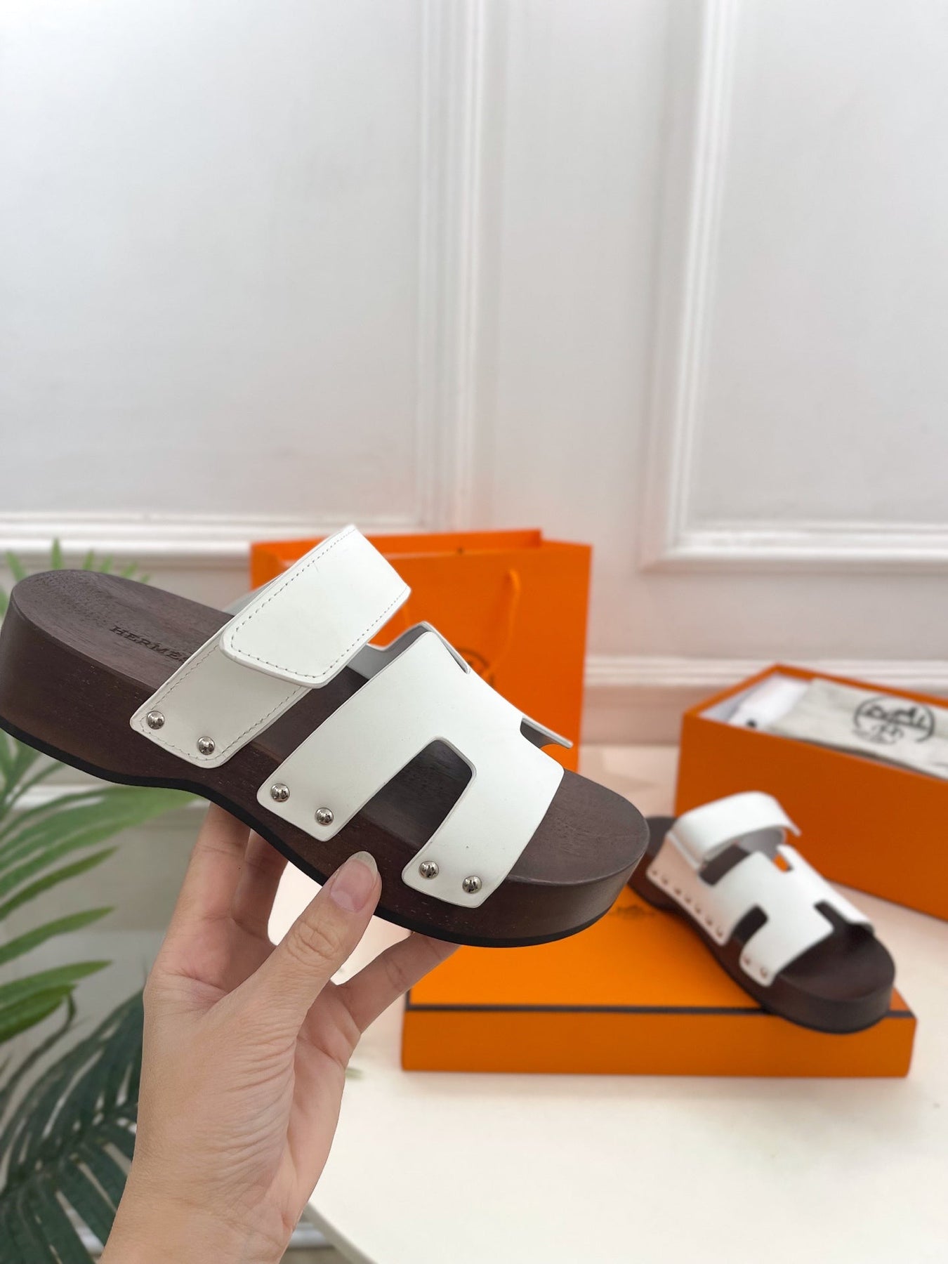 KOS CLOG IN WHITE CALFSKIN