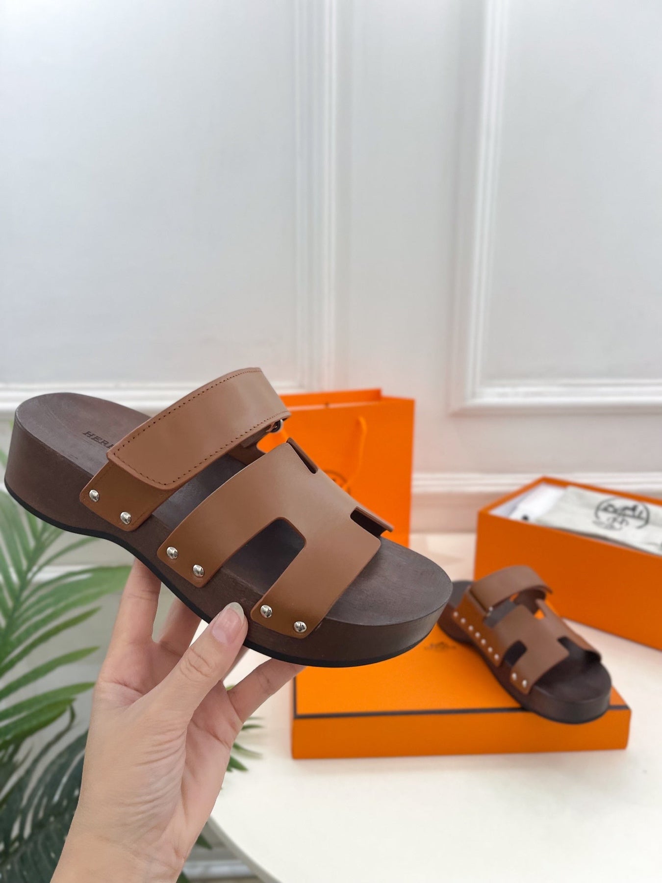 KOS CLOG IN BRONZE BROWN CALFSKIN