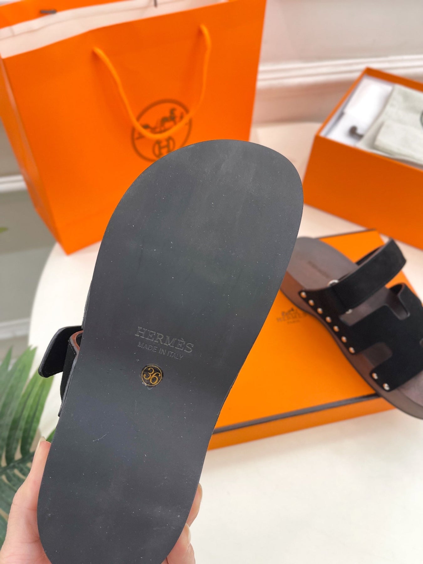 KOS CLOG IN BLACK SUEDE