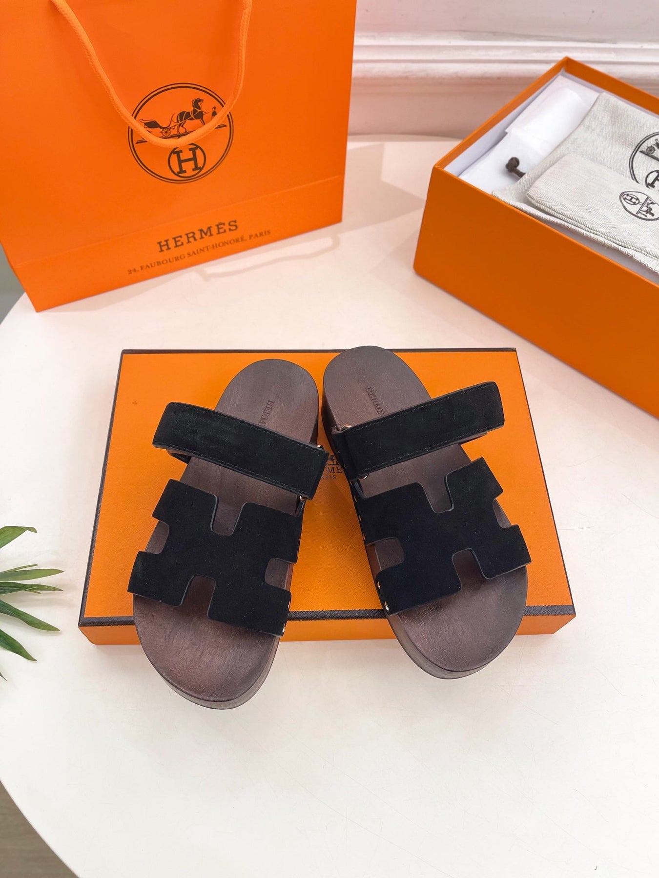 KOS CLOG IN BLACK SUEDE