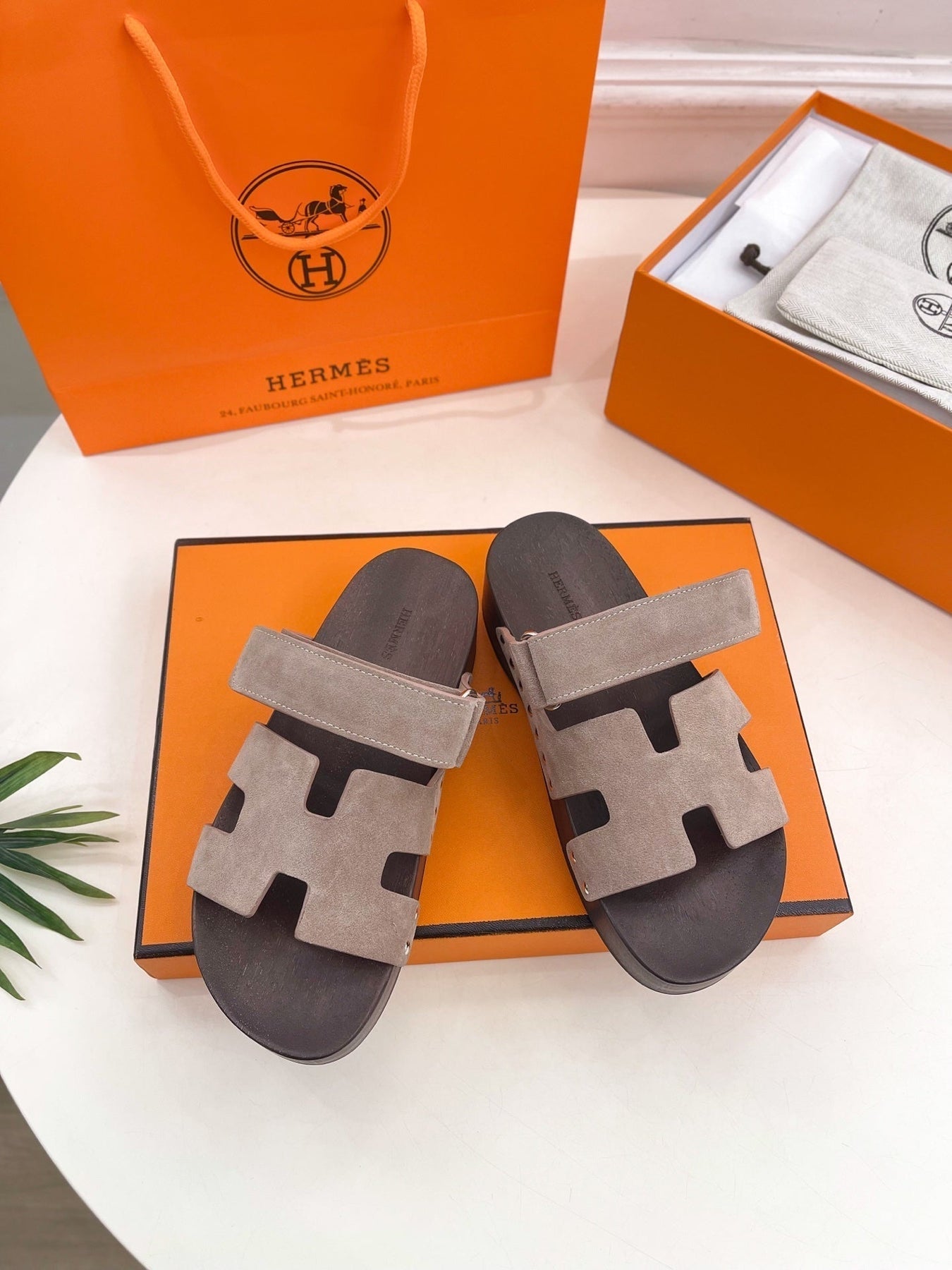 KOS CLOG IN KHAKI BROWN SUEDE