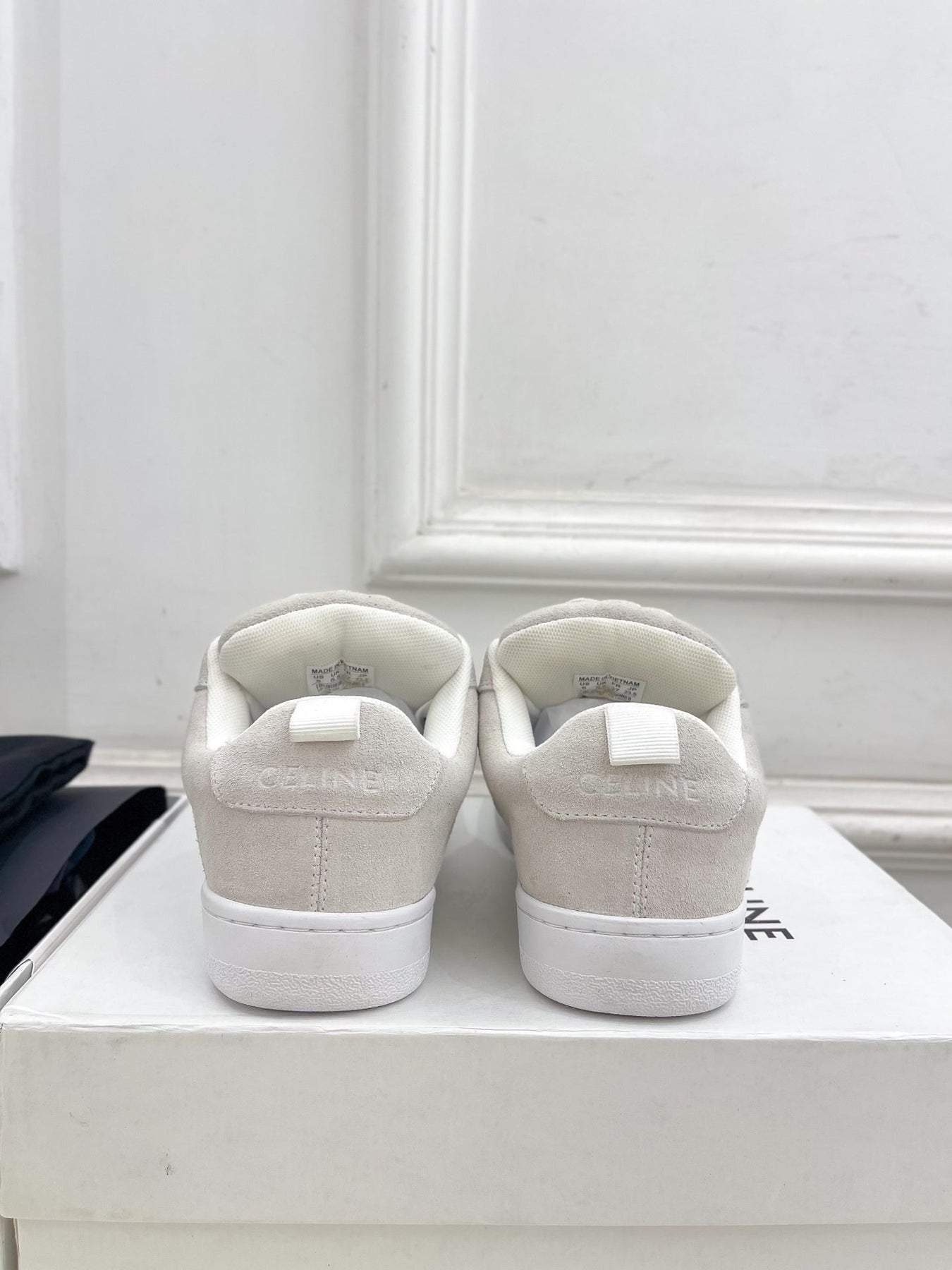 HUNTINGTON LOW LACE-UP SNEAKER IN PALE GRAY SUEDE AND MESH