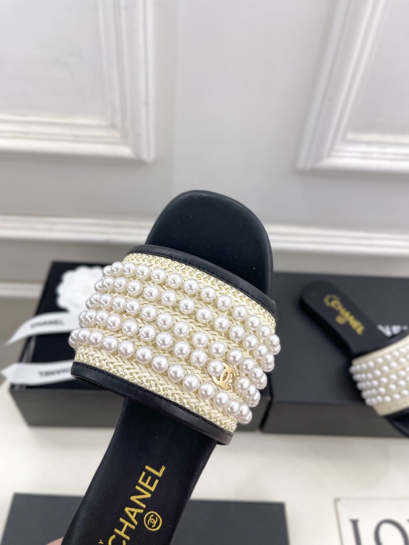 FLAT SLIDE IN BLACK CALFSKIN WITH PEARLS