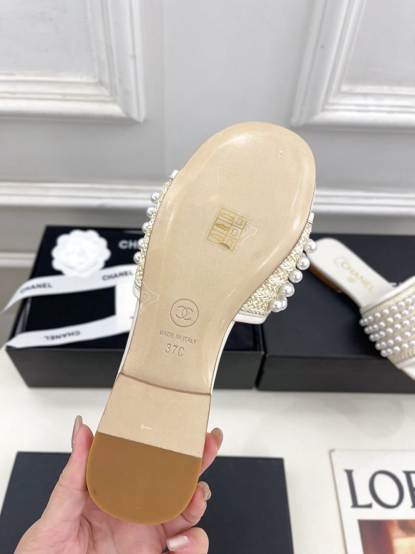 FLAT SLIDE IN WHITE CALFSKIN WITH PEARLS