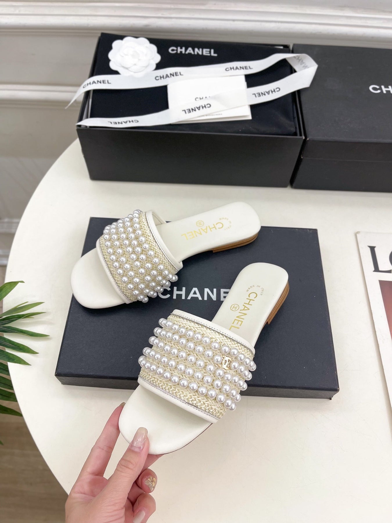 FLAT SLIDE IN WHITE CALFSKIN WITH PEARLS