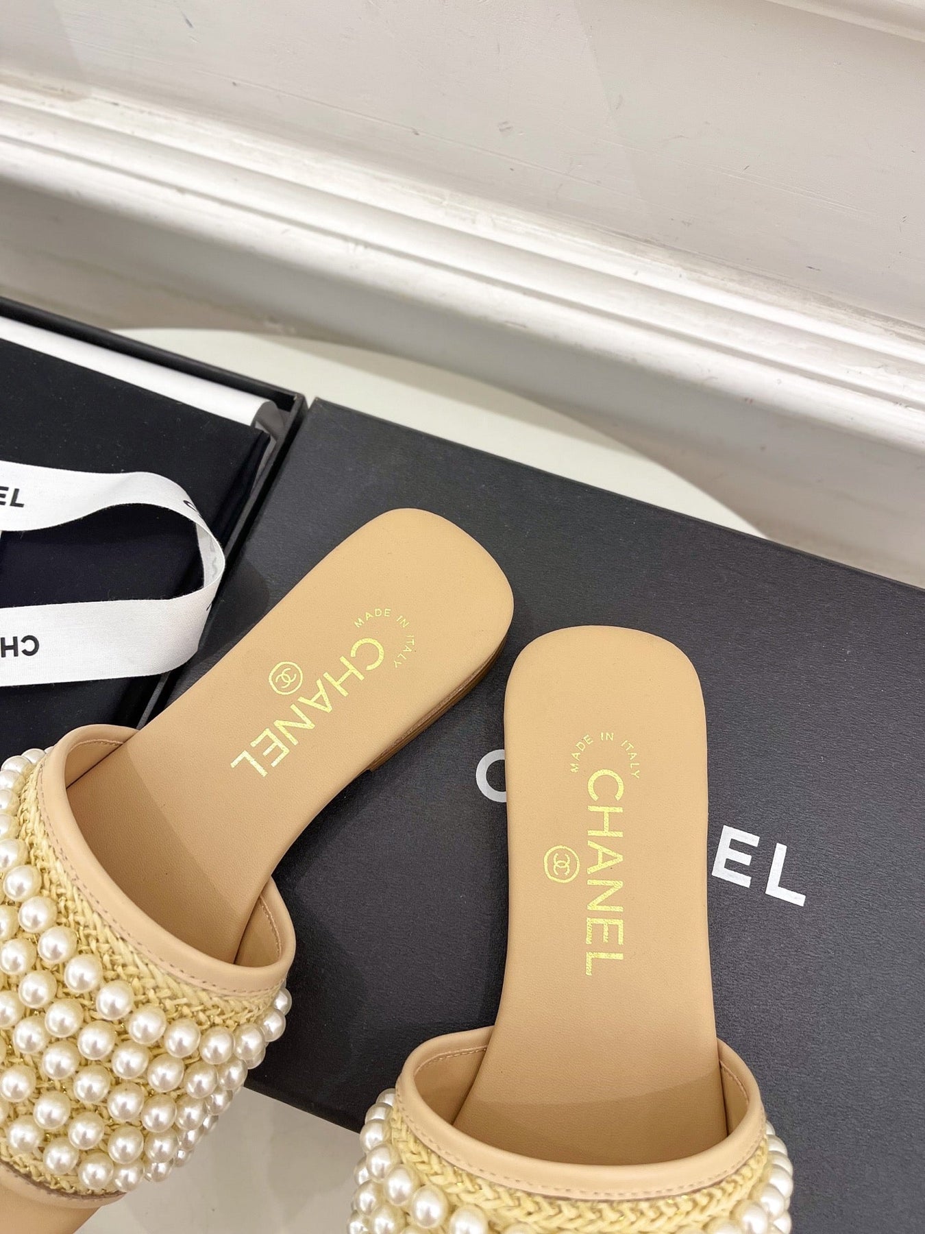 FLAT SLIDE IN FLAX YELLOW CALFSKIN WITH PEARLS