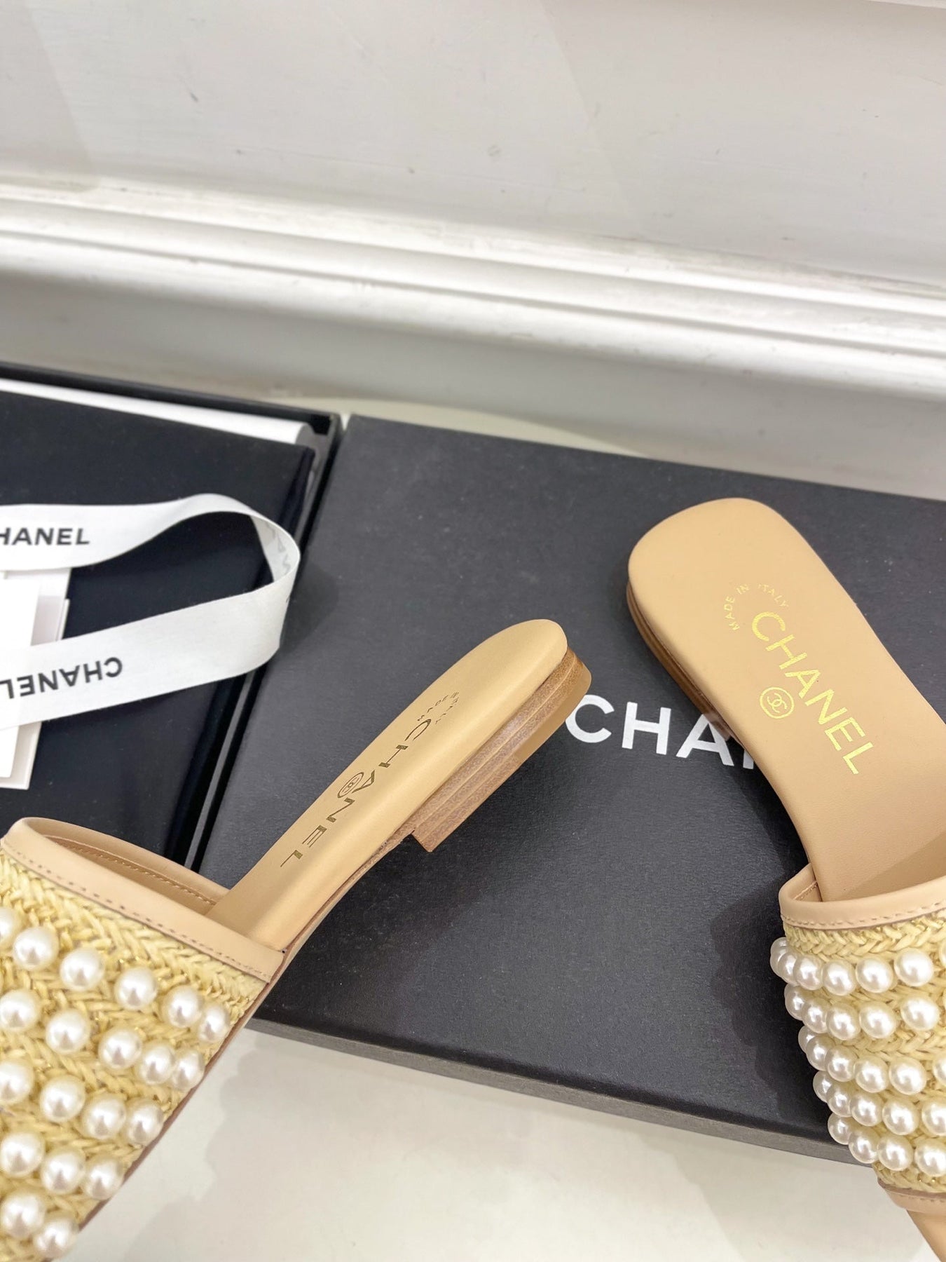 FLAT SLIDE IN FLAX YELLOW CALFSKIN WITH PEARLS