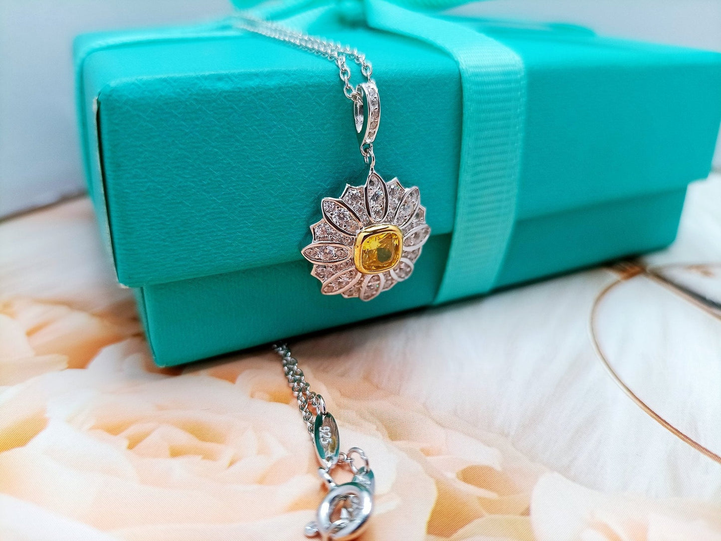 FLOWER PEDANT YELLOW DIAMOND SILVER NECKLACE