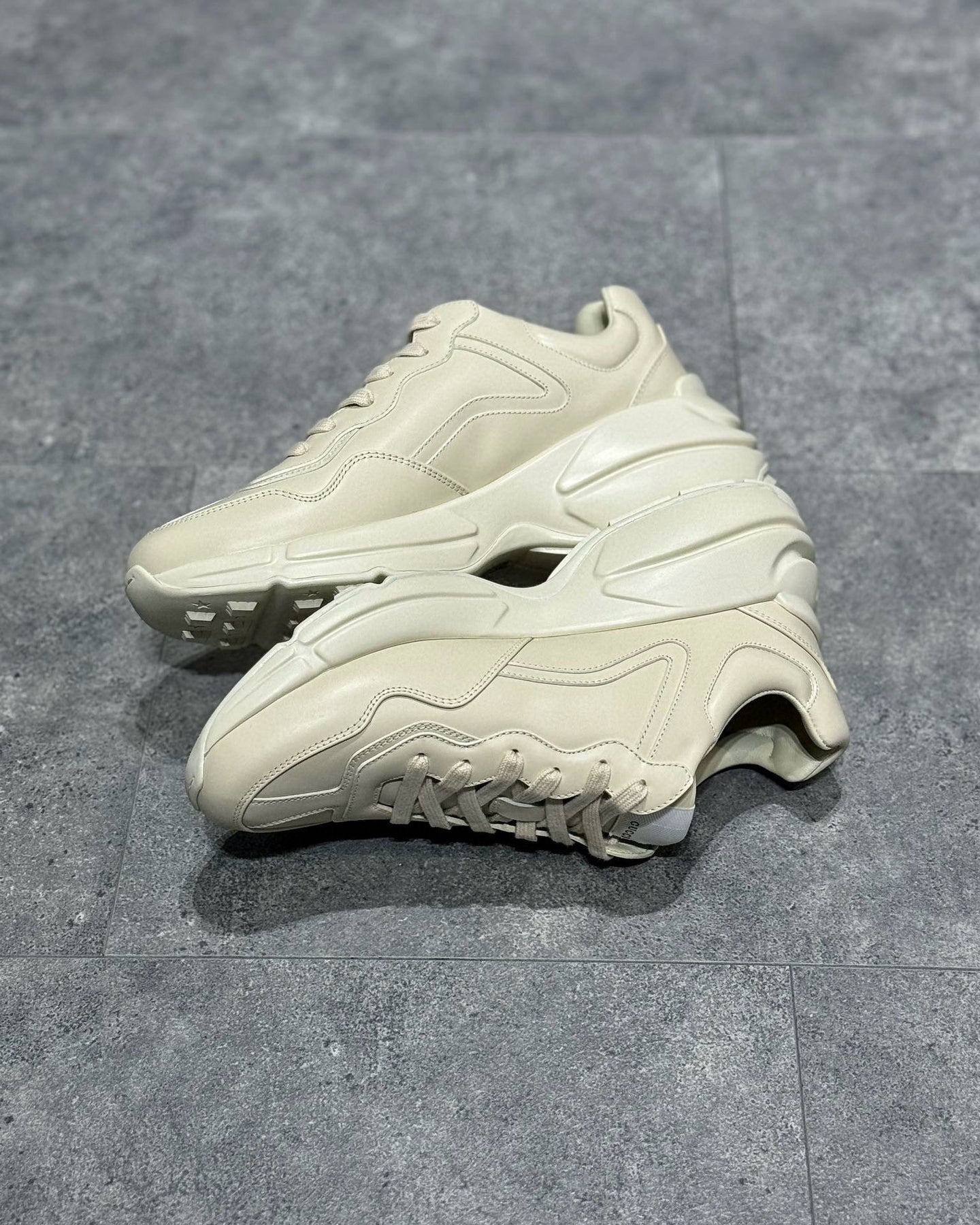 GUC Sneakers