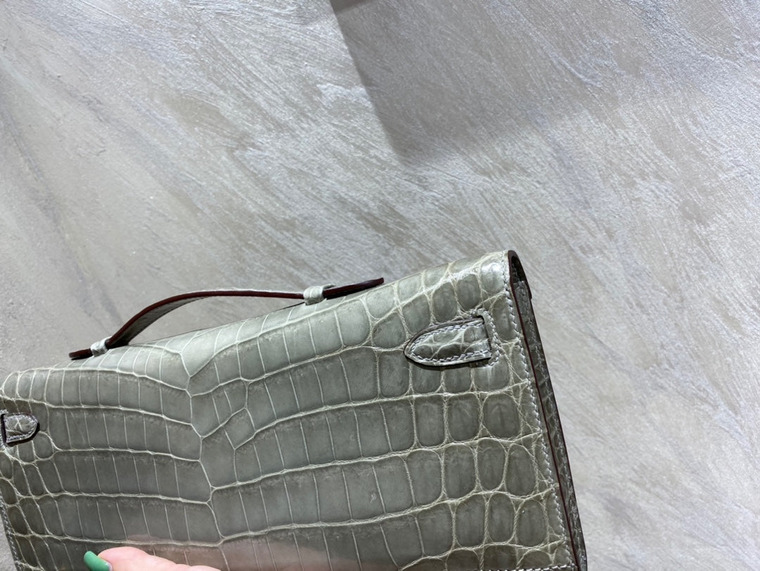 KELLY CUT 31 IN ASH GRAY SHINNY ALLIGATOR LEATHER WITH SILVER HARDWARE