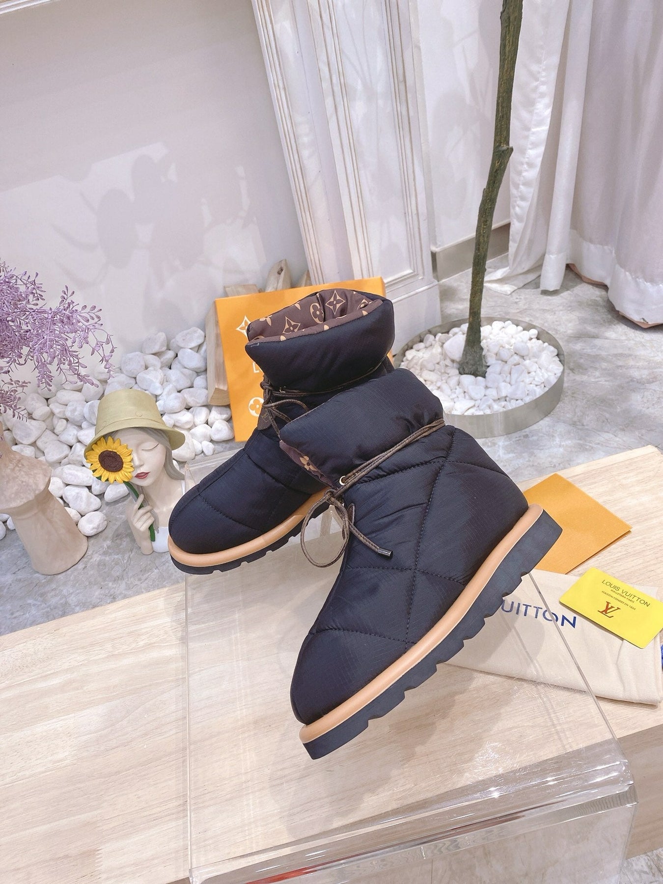 PILLOW COMFORT ANKLE BOOTS IN BLACK NYLON