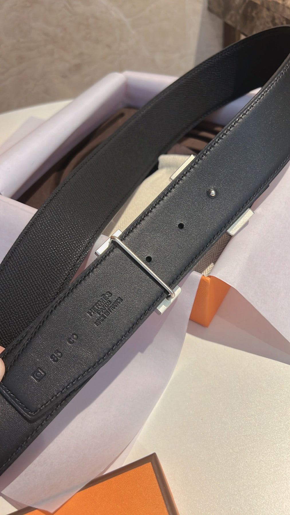 HM CONSTANCE BELT BUCKLE & REVERSIBLE BLACK LEATHER STRAP 42MM