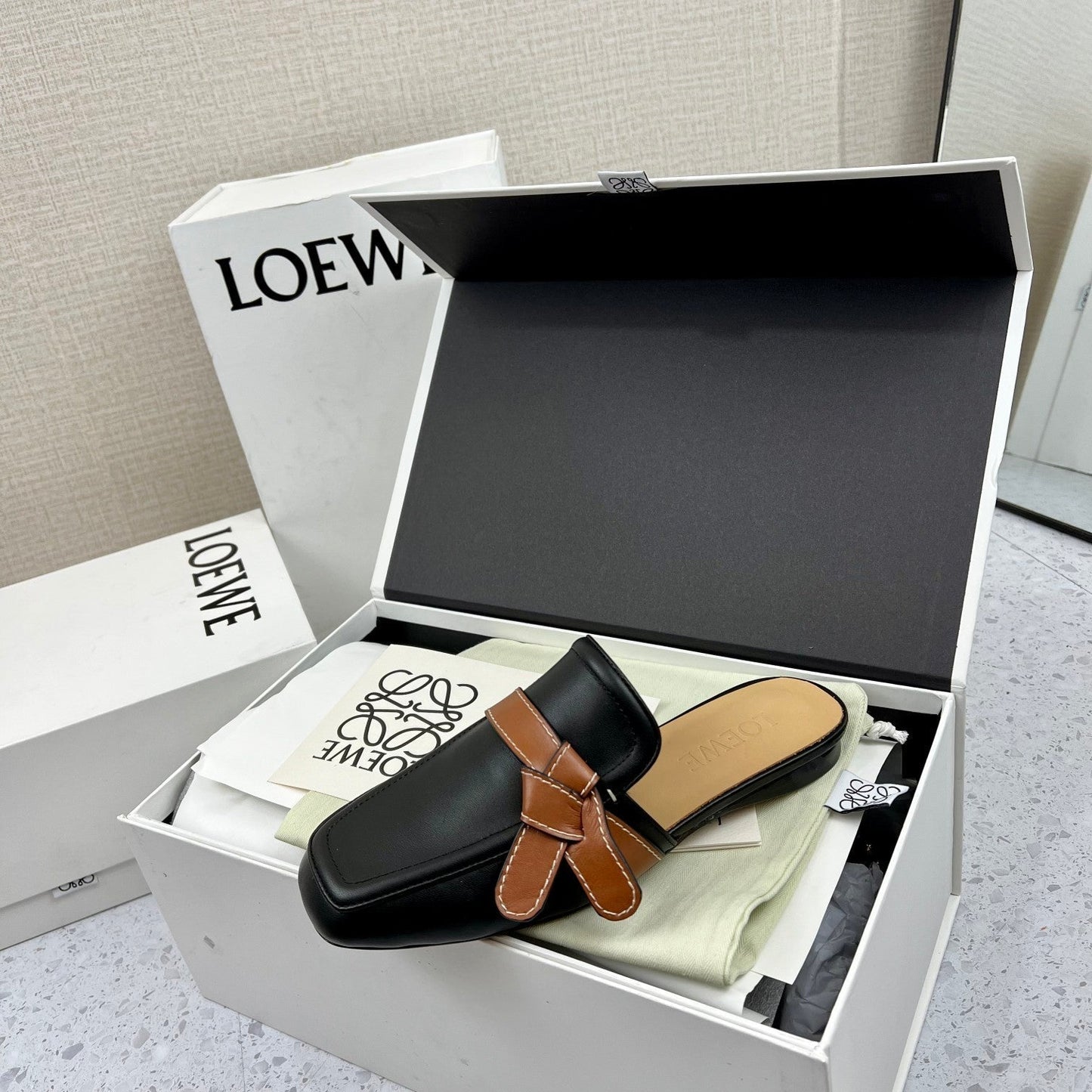 LW GATE BROWN BELTED MULE BLACK CALFSKIN