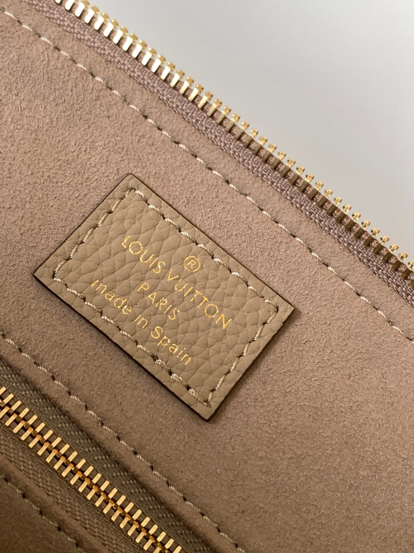 PETIT PALAIS PM LARGE SHOULDER BAG 34 IN BROWN EMBOSSED COWHIDE GOLD-TONE HARDWARE