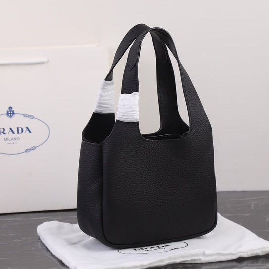 PRA 18 DYNAMIQUE LOGO TOTE BAG IN BLACK CALFSKIN