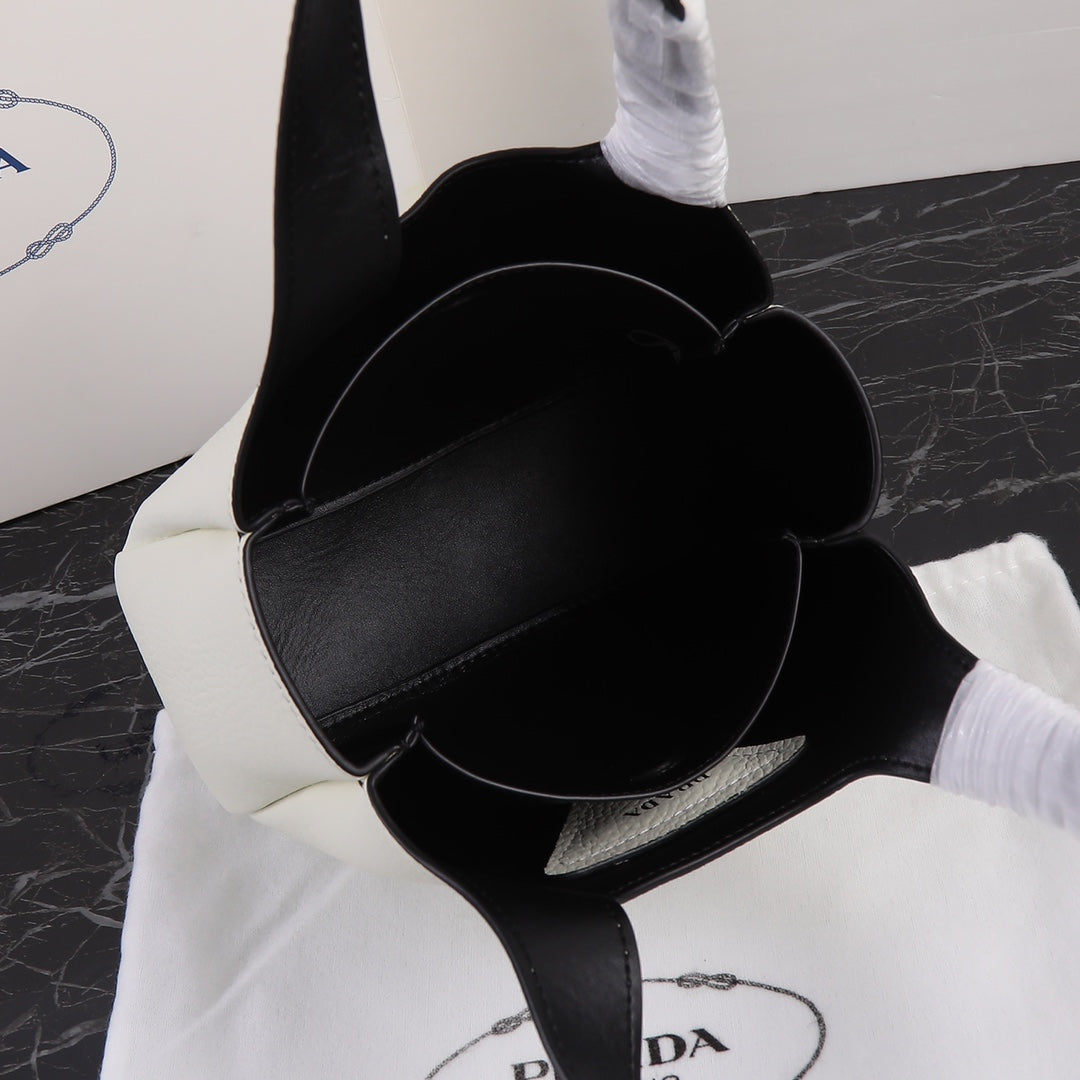 PRA 18 DYNAMIQUE LOGO TOTE BAG IN WHITE CALFSKIN