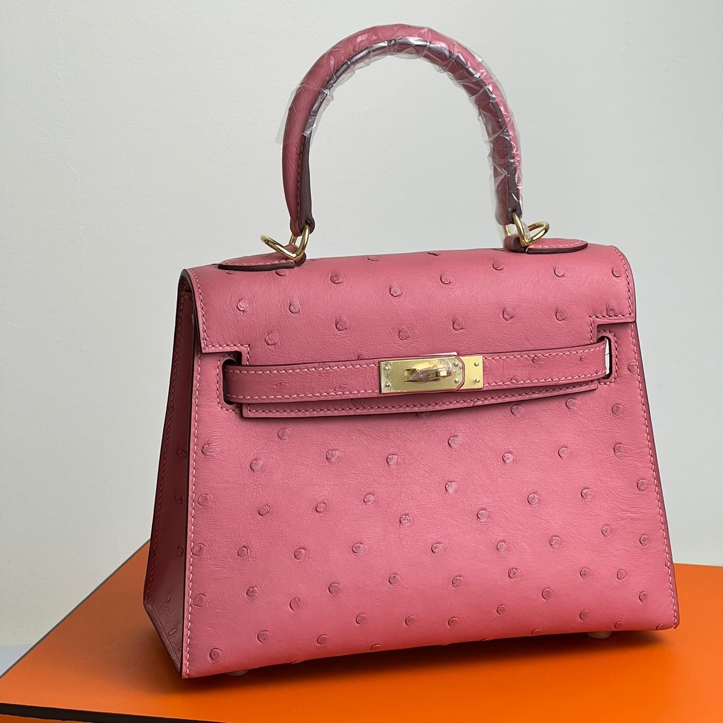 KELLY BAG 20 IN ROUGE PINK OSTRICH LEATHER WITH GOLD HARDWARE