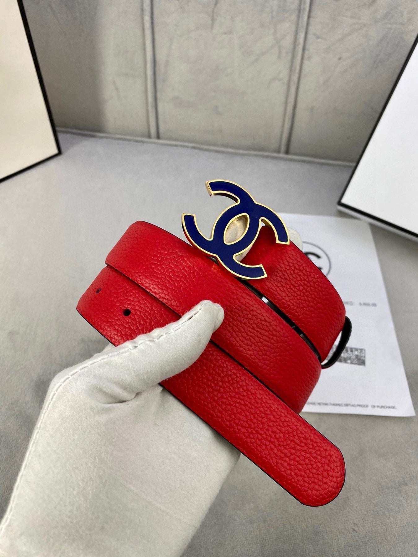 CC 30MM BELT IN CHERRY RED GRAINED CALFSKIN WITH NAVY BLUE METAL LOGO