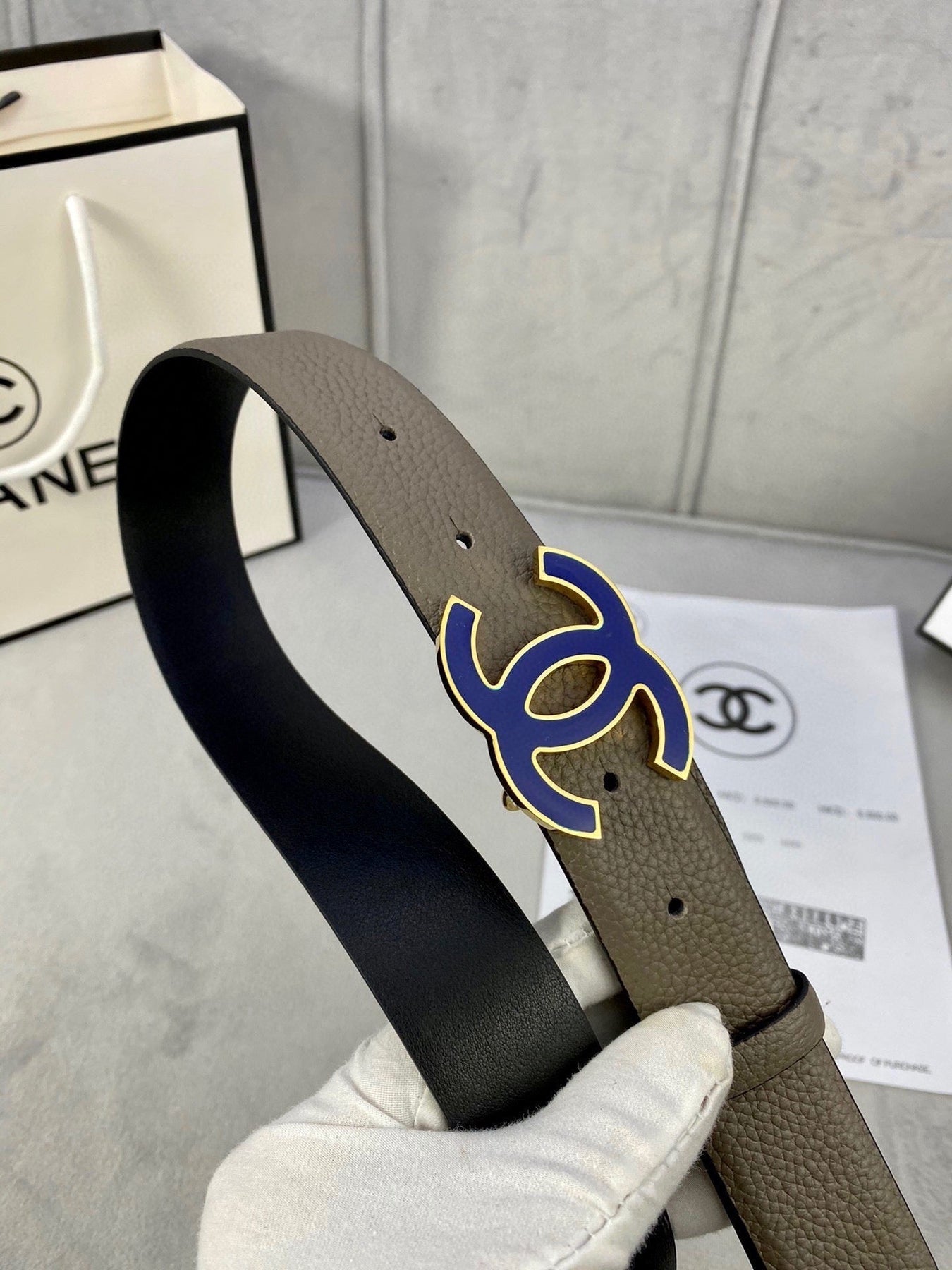 CC 30MM BELT IN MOCHA BROWN GRAINED CALFSKIN WITH NAVY BLUE LOGO