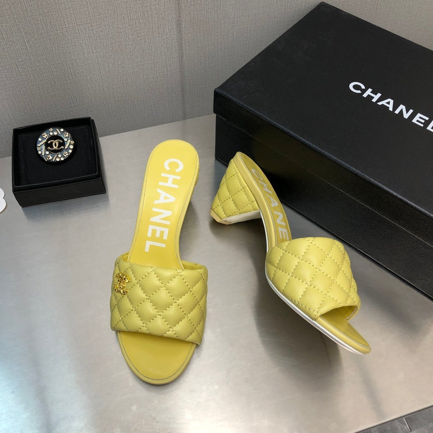 DIAMOND-QUILTED 6 CM SANDALS IN BRIGHT YELLOW LAMBSKIN