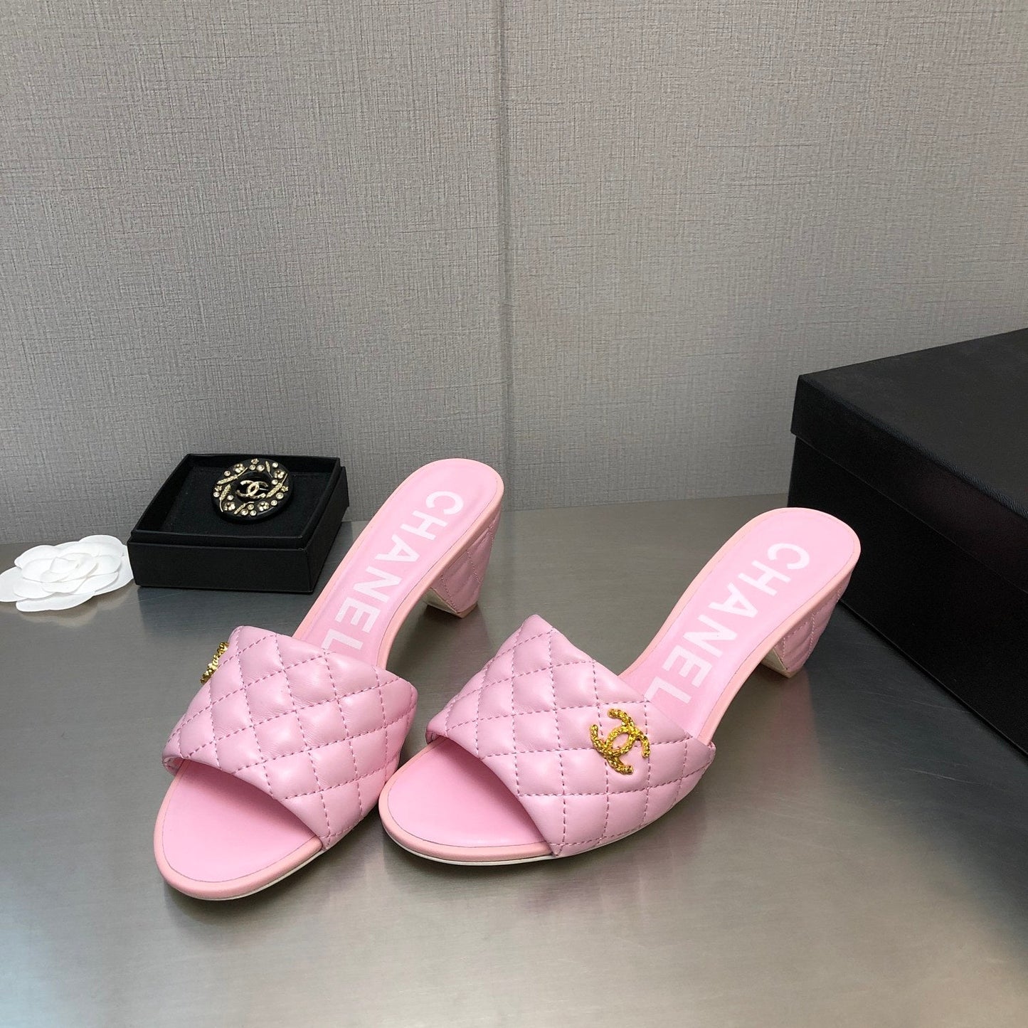 DIAMOND-QUILTED 6 CM SANDALS IN BABY PINK LAMBSKIN