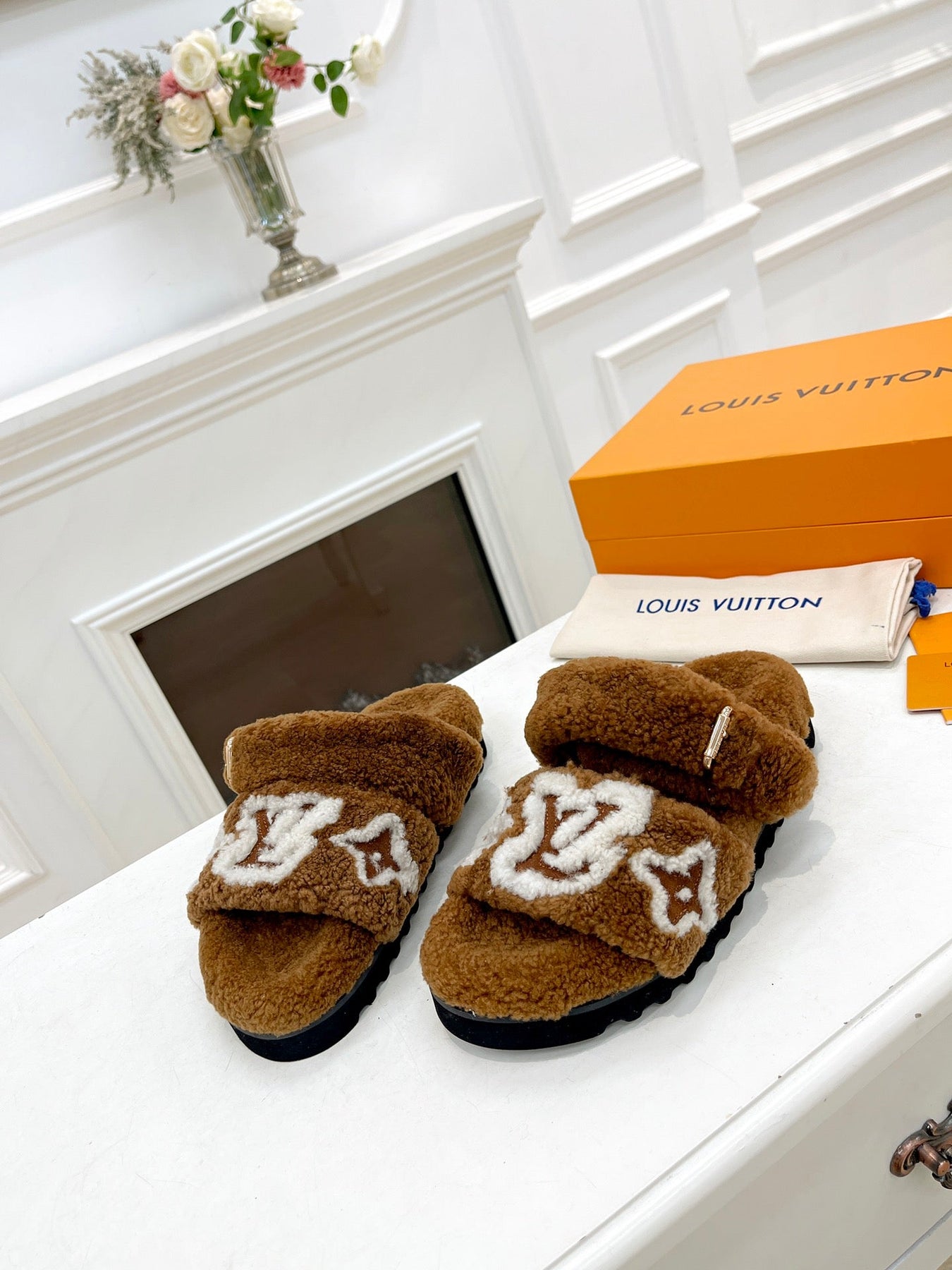 DAD SANDAL MULE IN CARAMEL BROWN MIX WHITE FLEECE