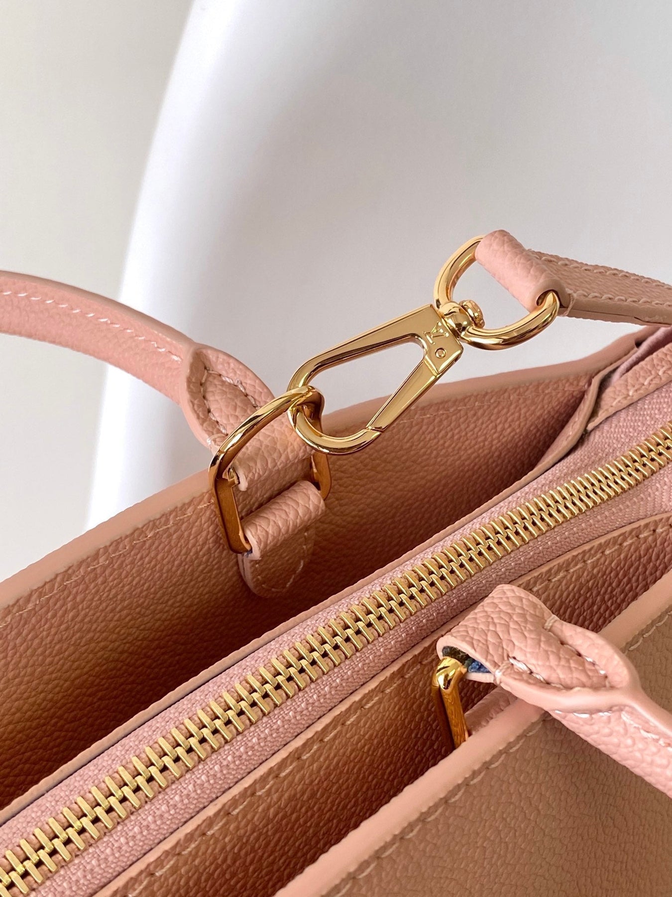 PETIT PALAIS PM LARGE SHOULDER BAG 34 IN PINK EMBOSSED COWHIDE GOLD-TONE HARDWARE