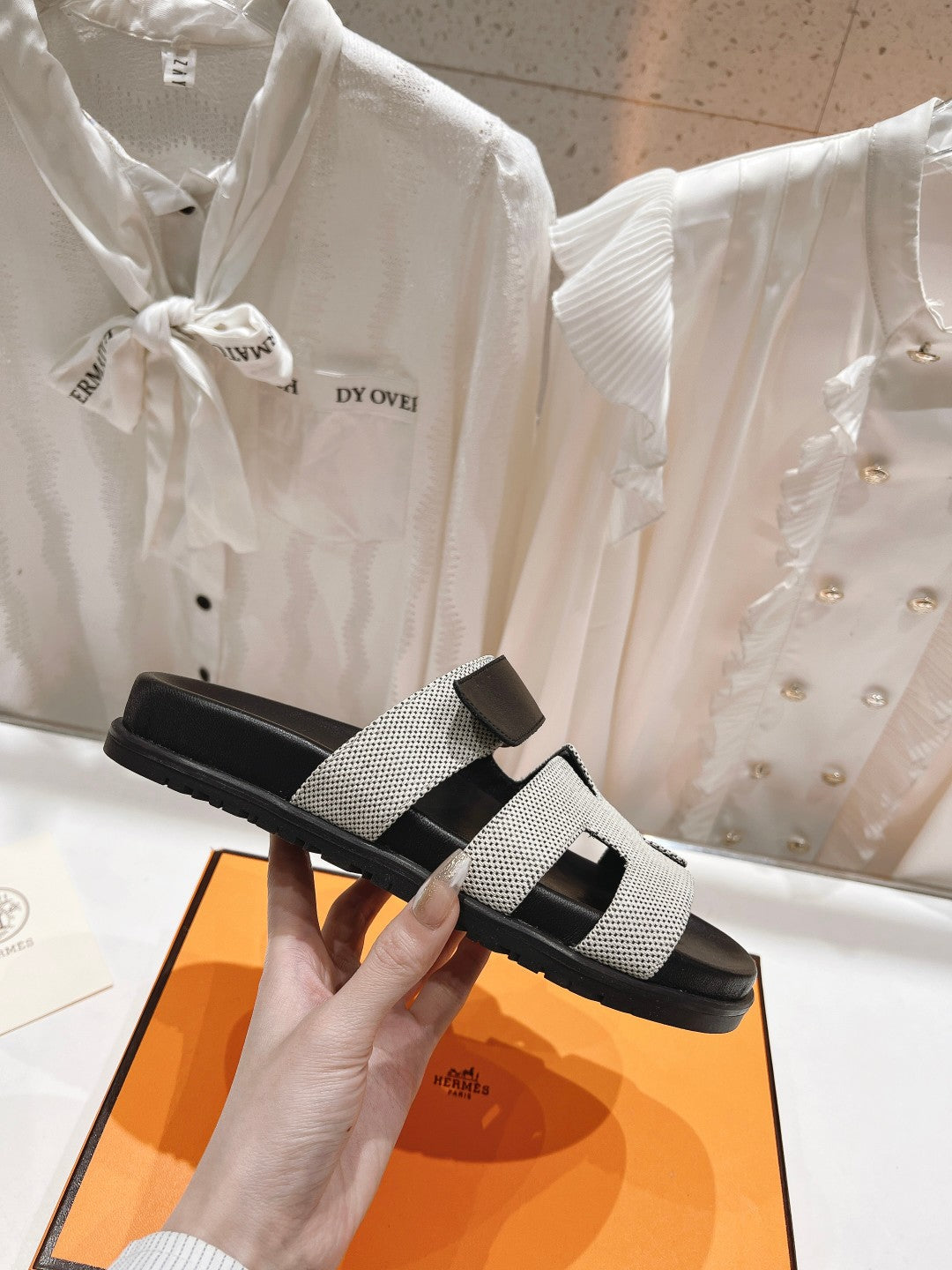 CHYPRE SANDAL BLACK LAMBSKIN AND SILVER DENIM