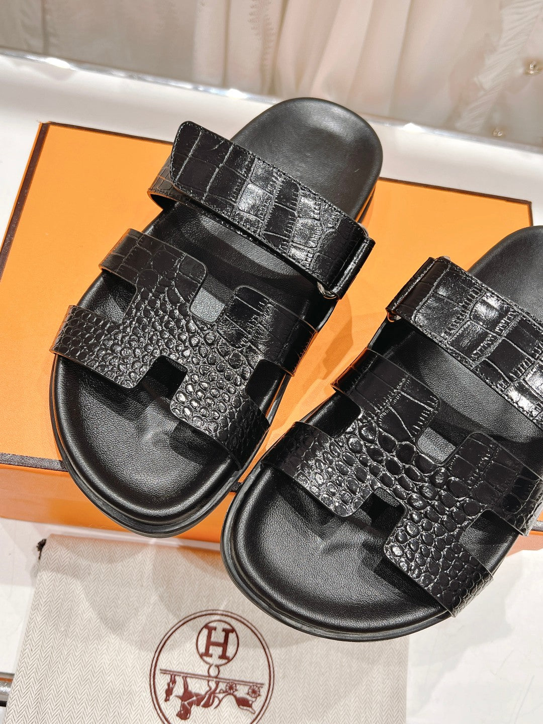 CHYPRE SANDAL BLACK LAMBSKIN