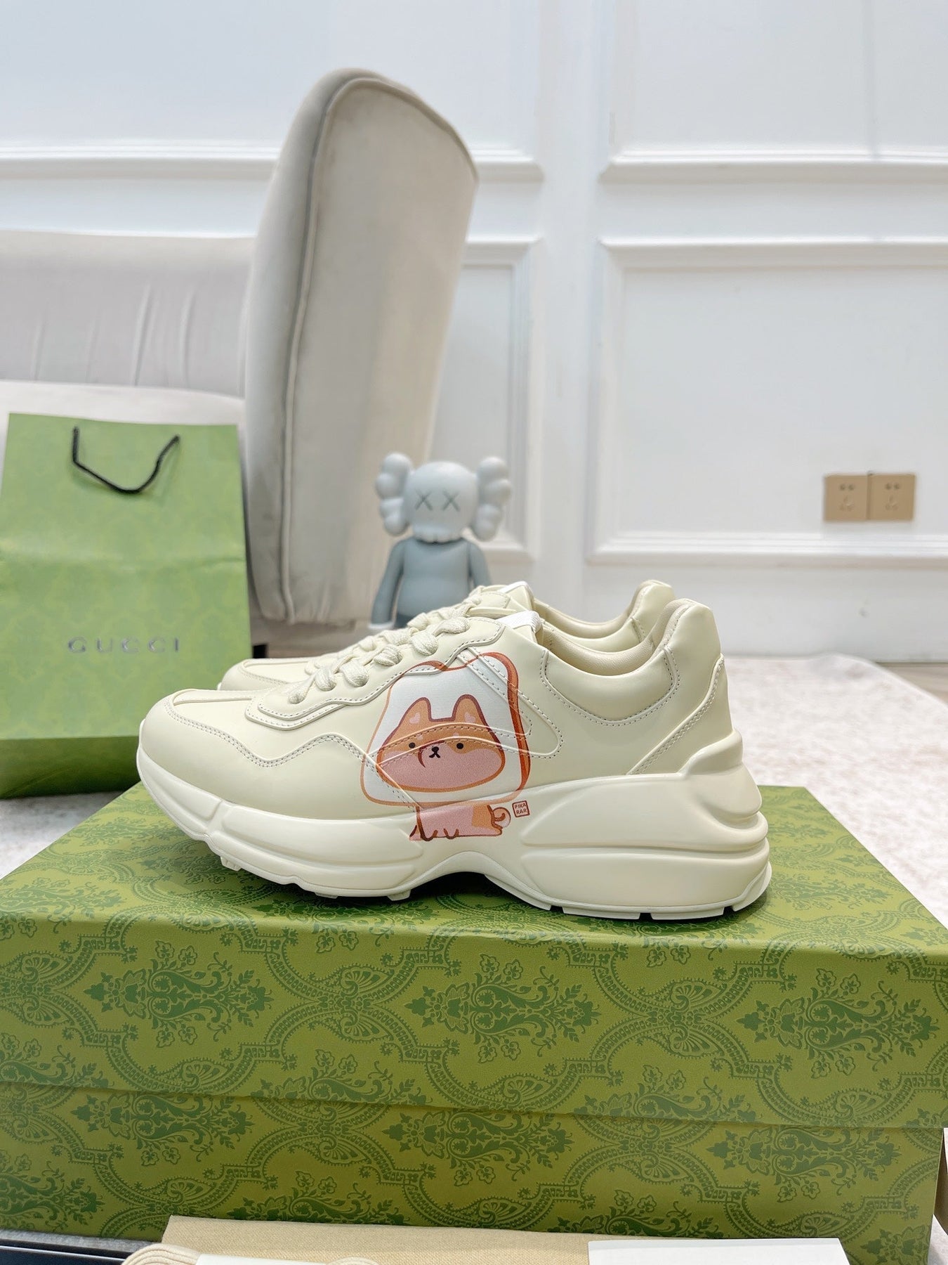 GG RHYTON TRAINER WHITE LAMBSKIN WITH CAT ICON