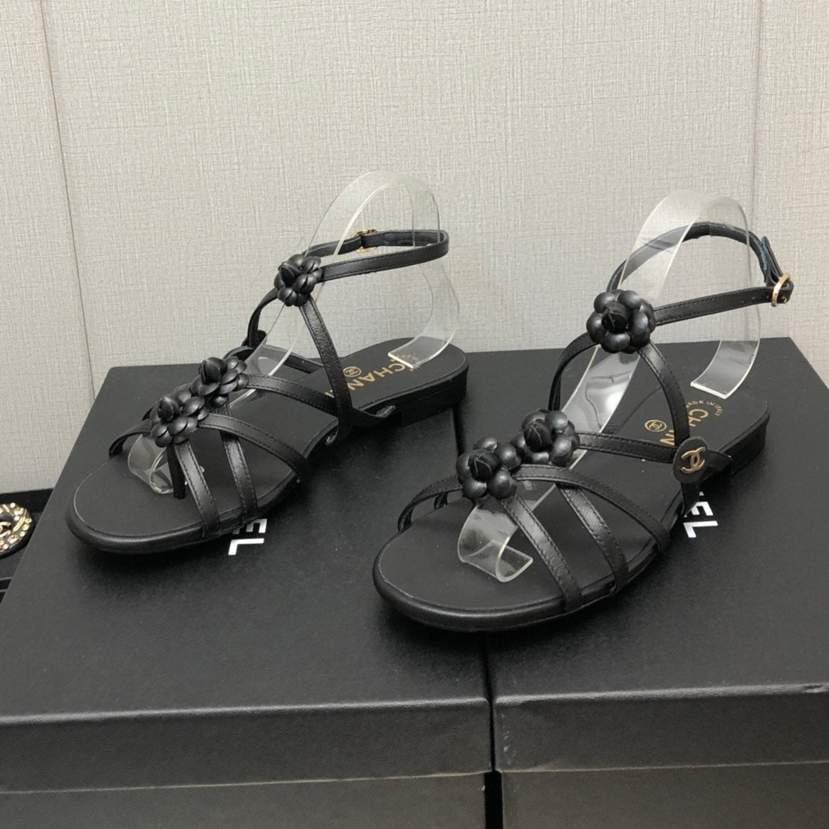FLORAL FLAT SANDAL IN BLACK LAMBSKIN