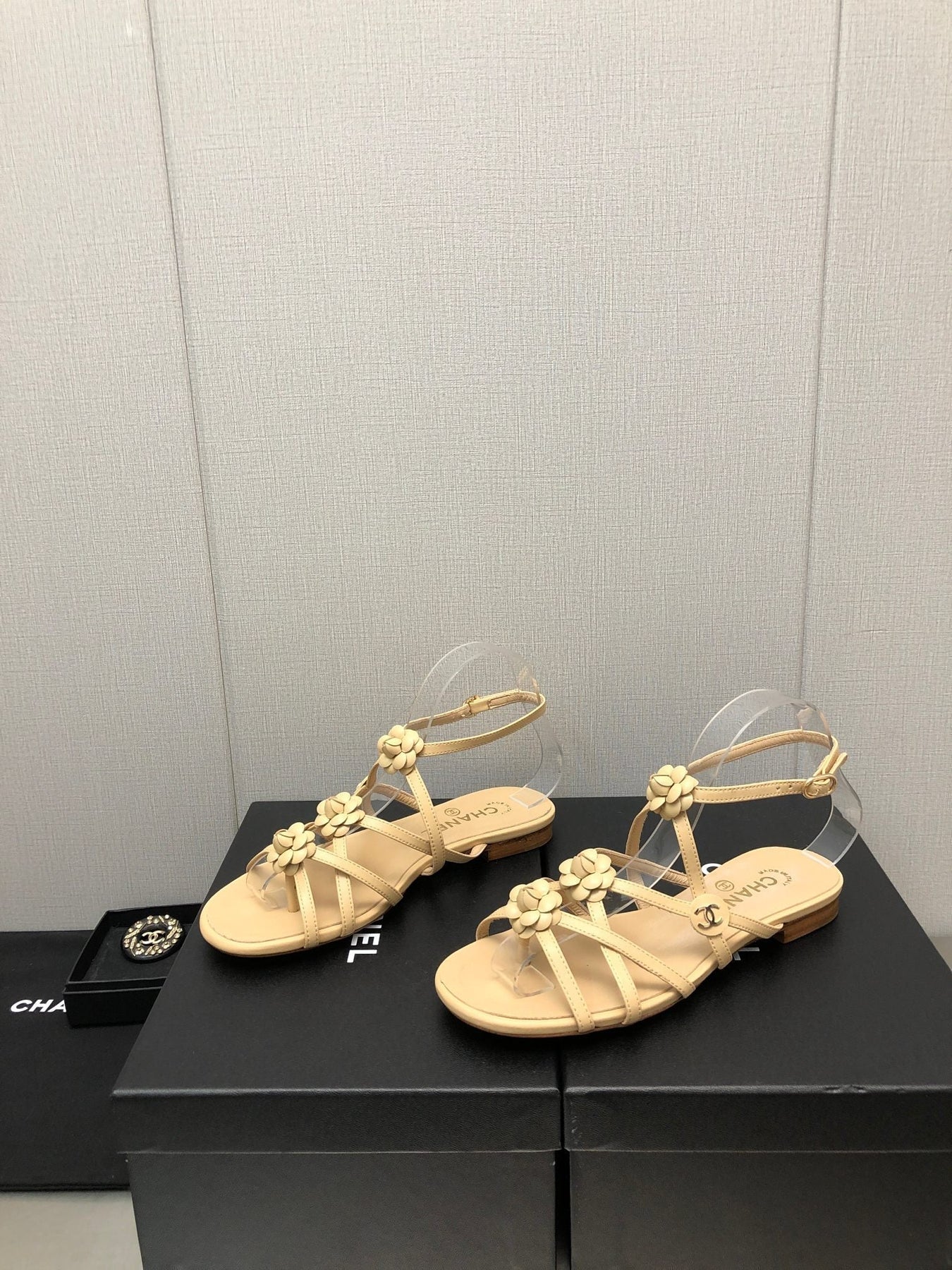 FLORAL FLAT SANDAL IN SAND YELLOW LAMBSKIN