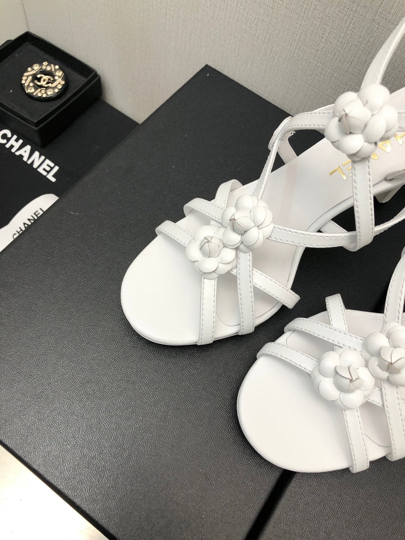 FLORAL HIGH HEEL SANDAL IN WHITE LAMBSKIN