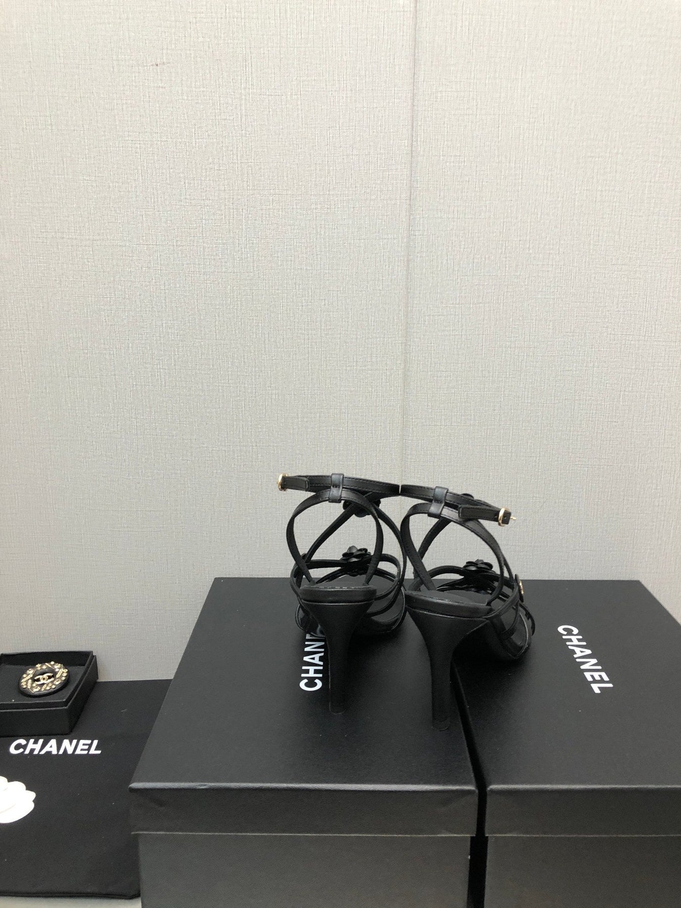 FLORAL HIGH HEEL SANDAL IN BLACK LAMBSKIN