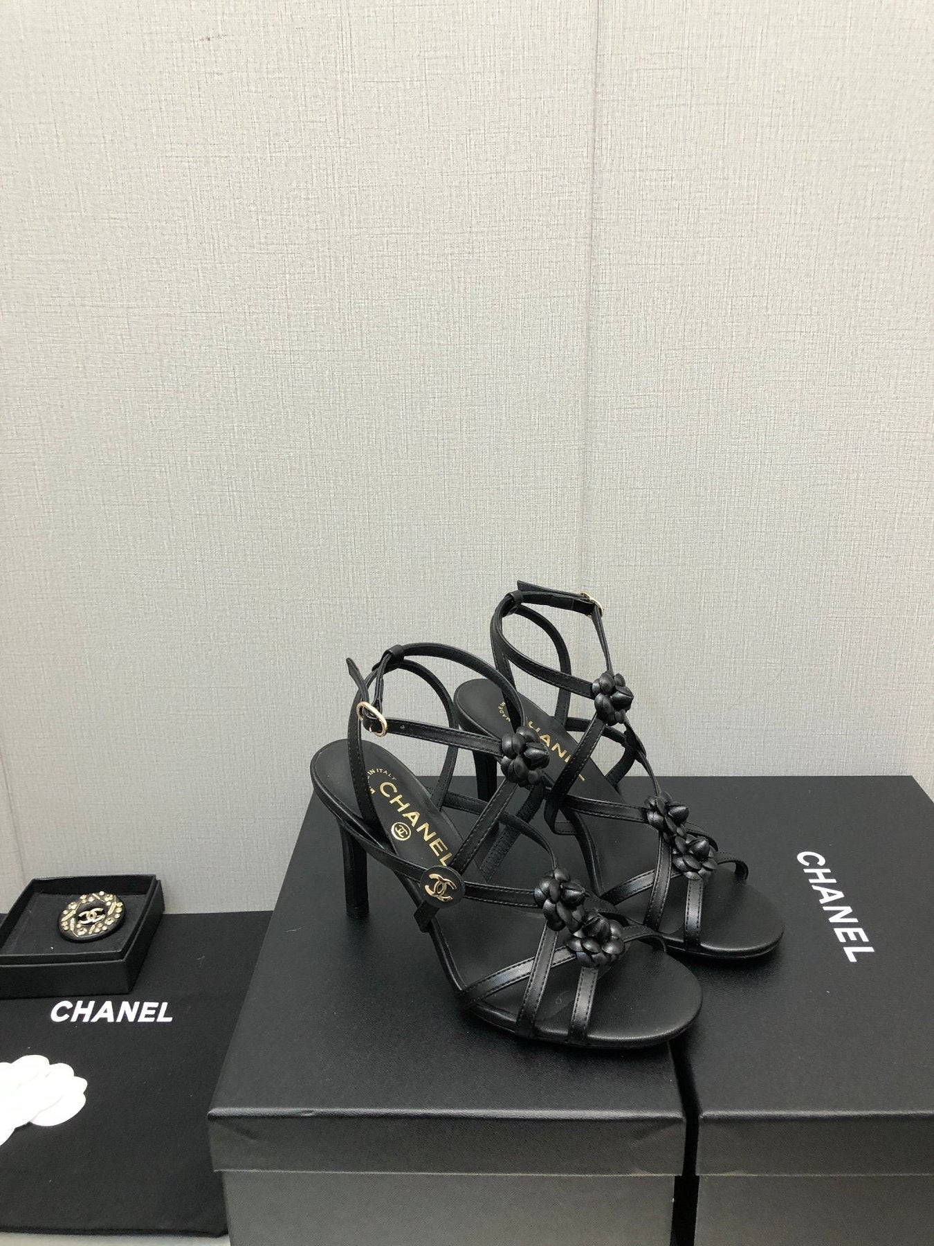 FLORAL HIGH HEEL SANDAL IN BLACK LAMBSKIN